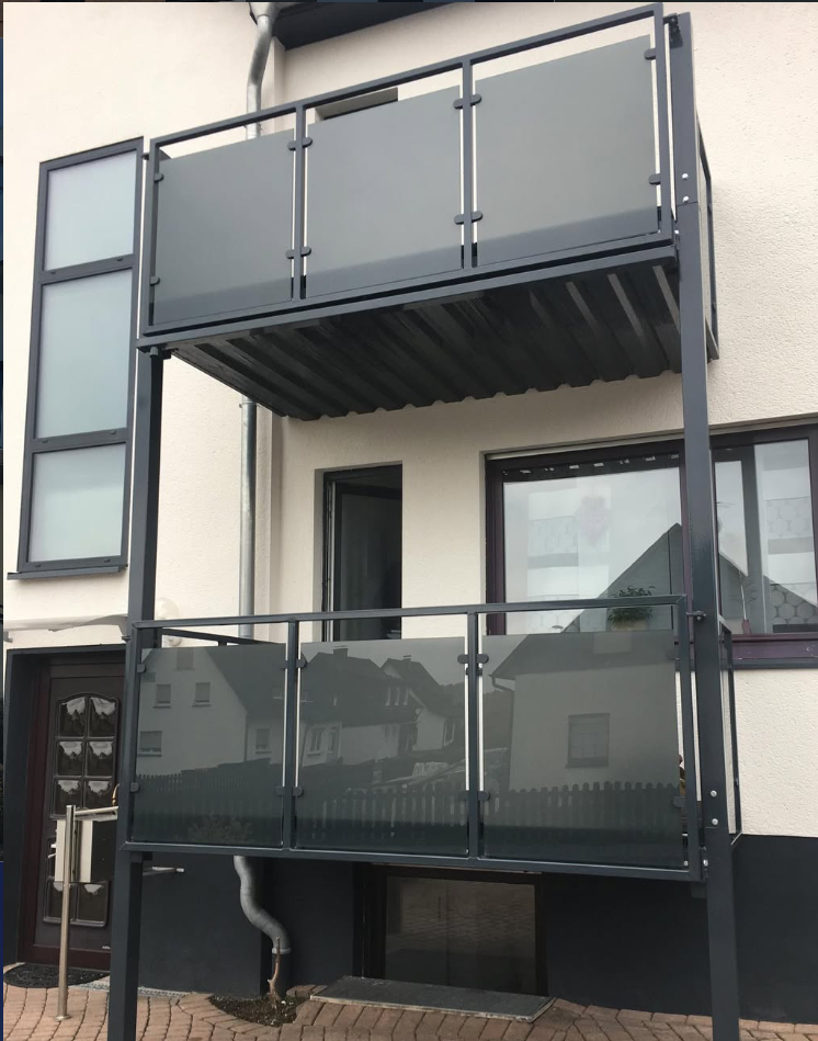 Doppelstöckige Balkone Stahl anthrazit mit Glasfüllung