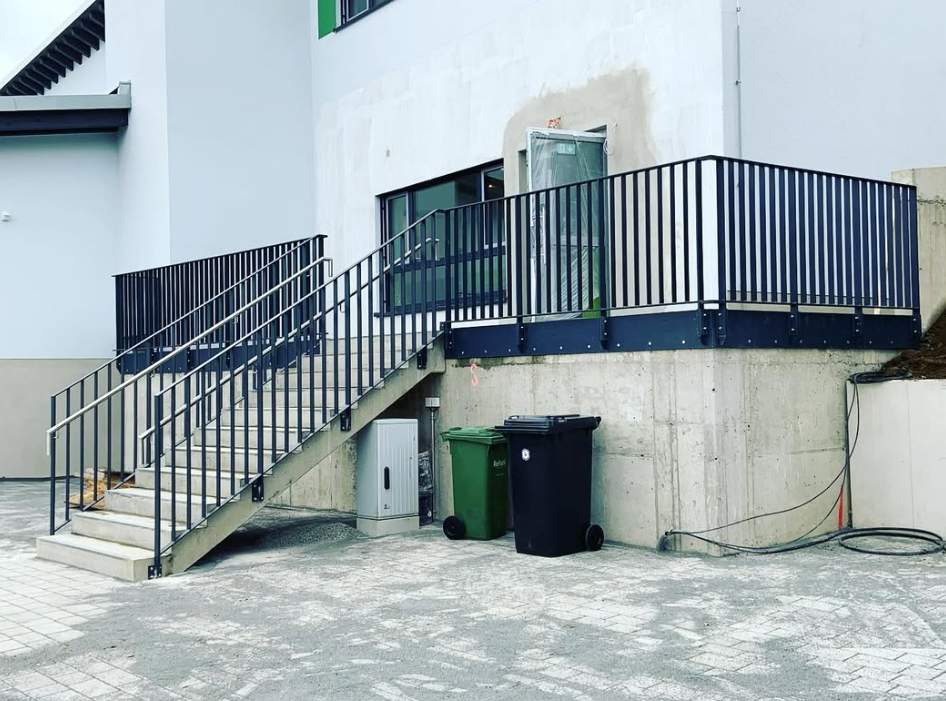 Treppengeländer Außentreppe Stahl mit Stabfüllung an Neubau