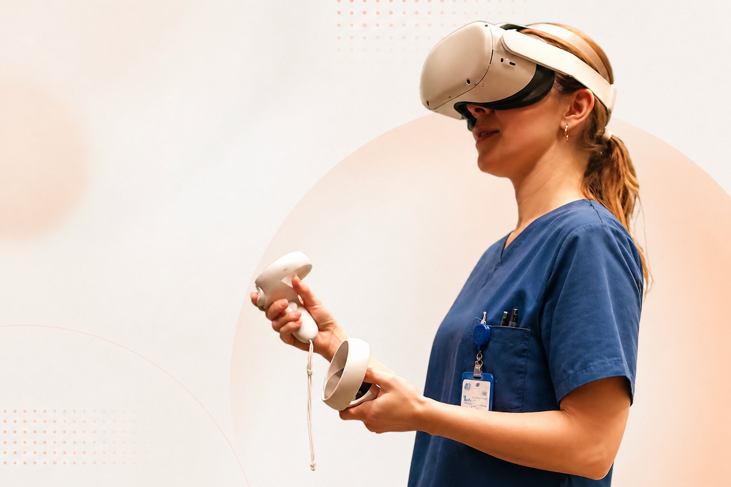 Vårdpersonal som provar ADX VR-upplevelsen med Meta Quest headset