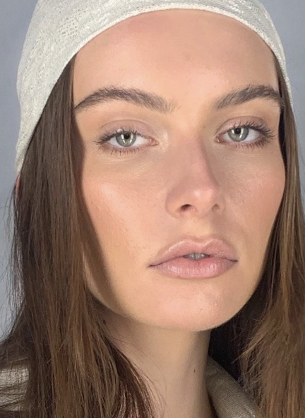 Natural glowing makeup - brunette with white beanie