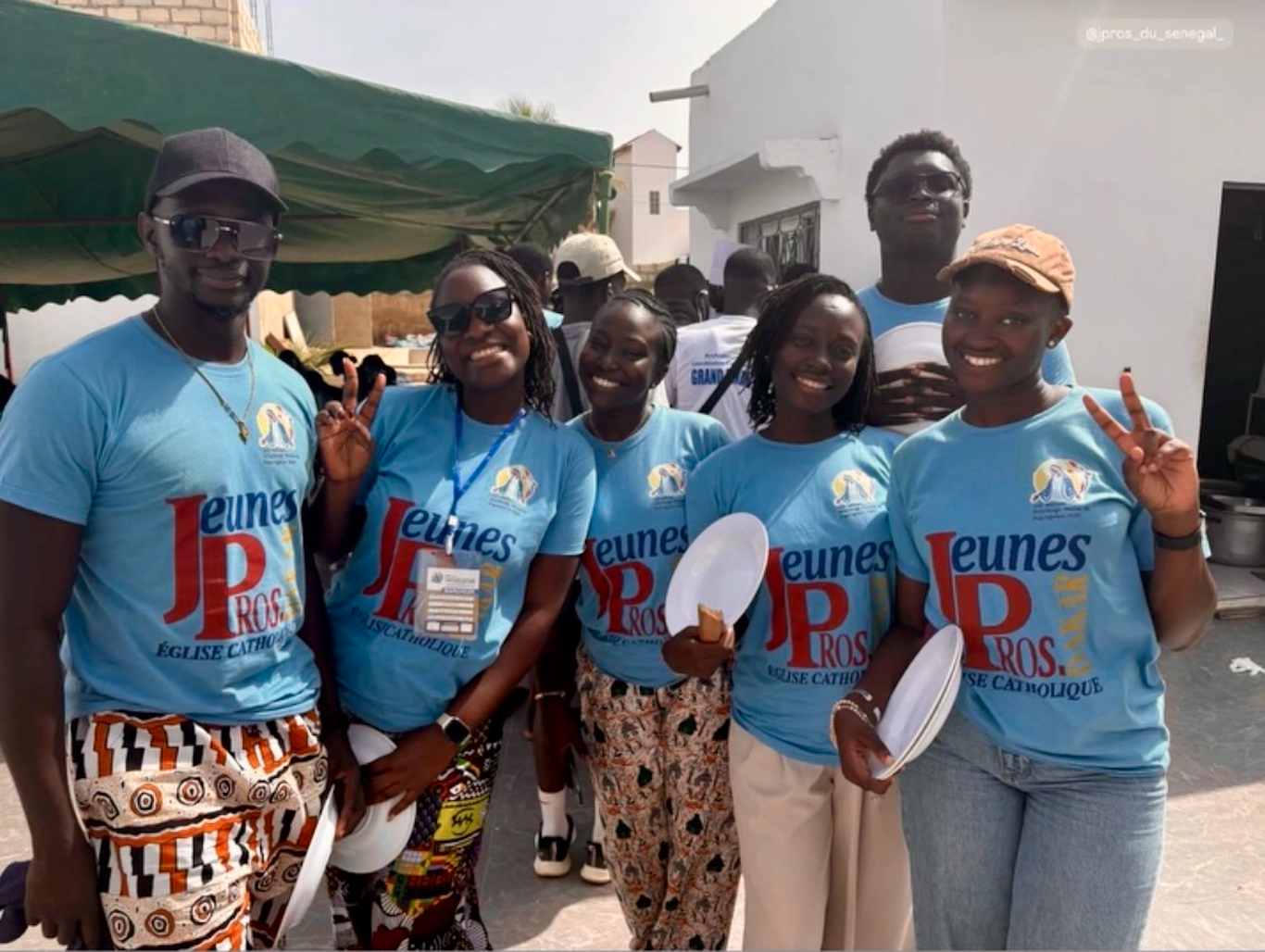 Groupe en t-shirts bleus Jeunes Pros