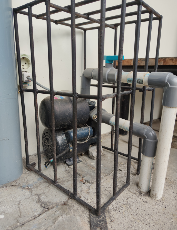 Sistem pompa air yang dipasang dengan rapi