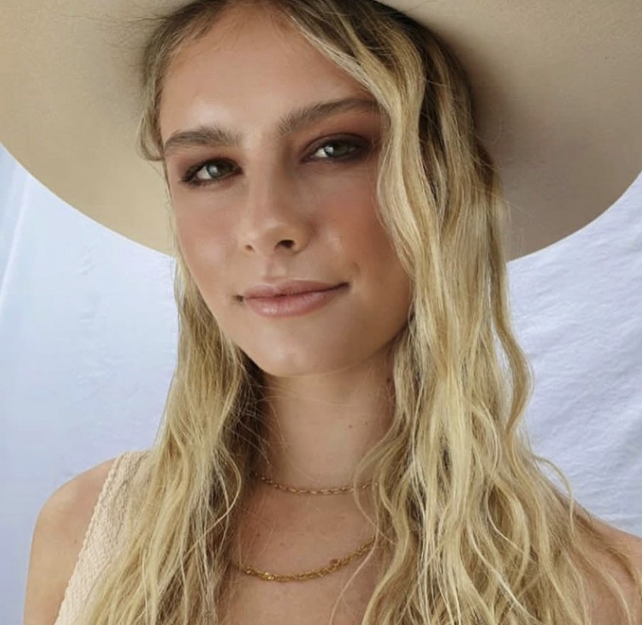 Soft natural beauty look with a wide-brim hat and waves