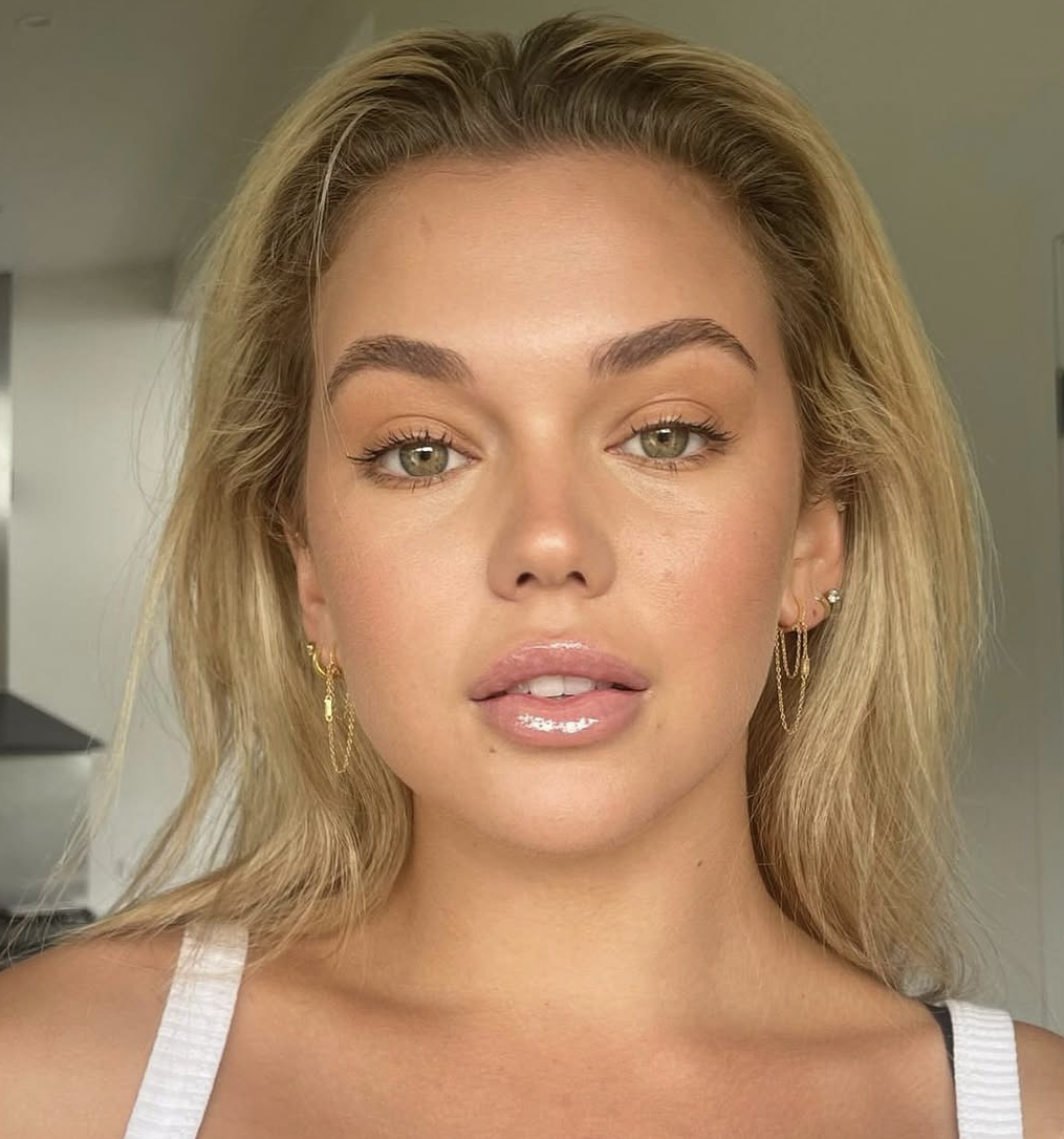 A fresh, glowing natural makeup look achieved in a lesson