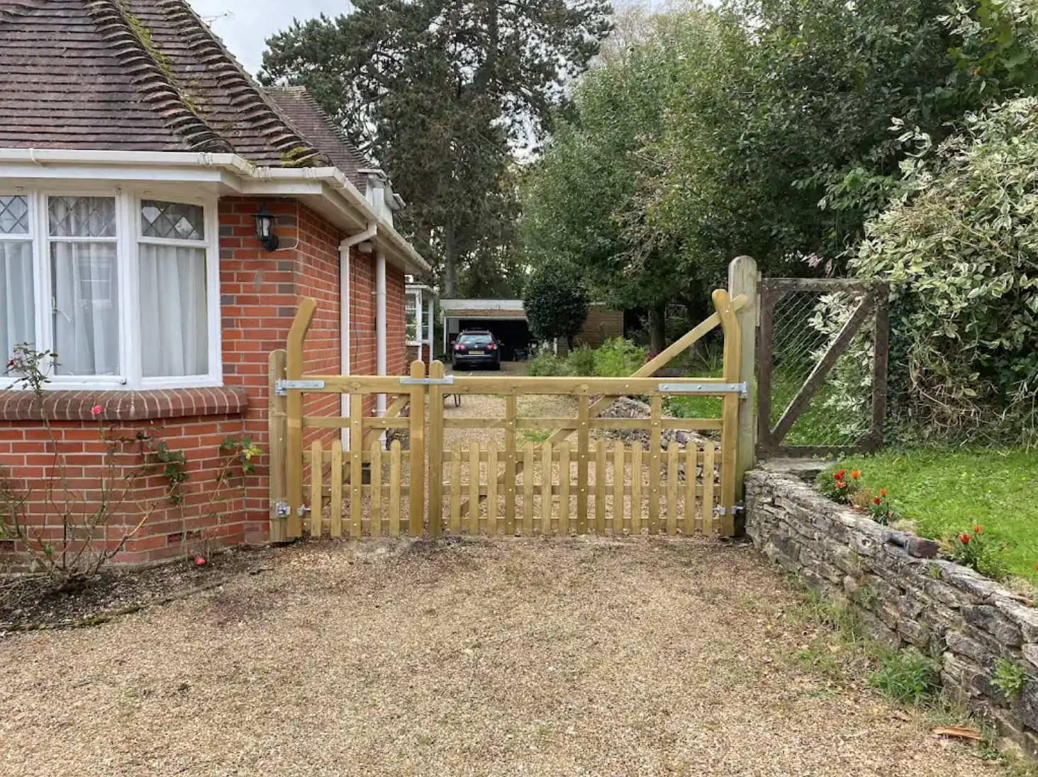 Timber Picket Double Driveway Gates