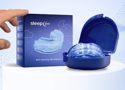 SleepZee anti-snoring mouthpiece in its blue case beside the product box