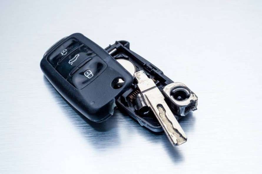 Smart key fob with emergency blade