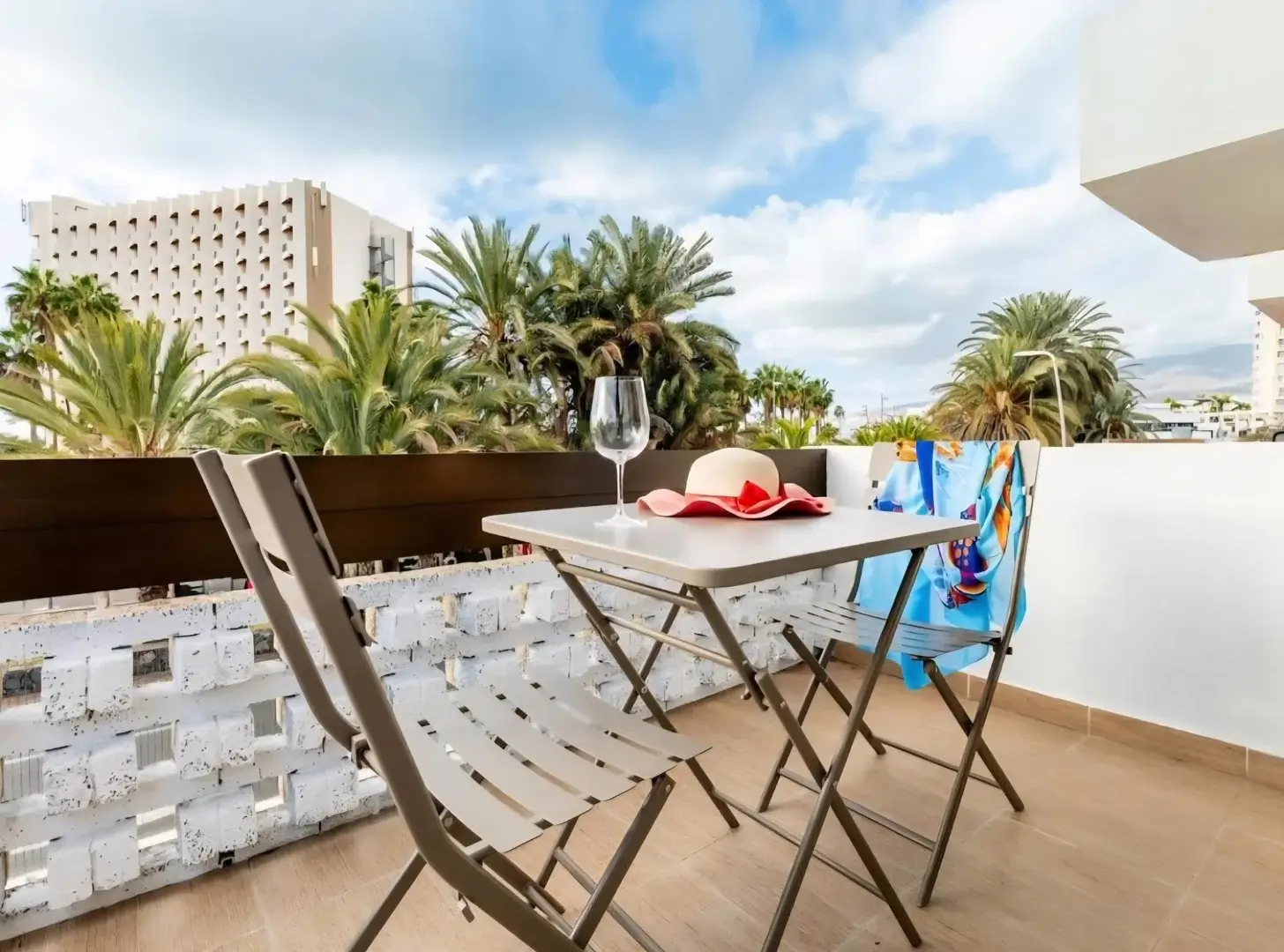Balcony view with palm trees and blue sky at Las Piteras 110