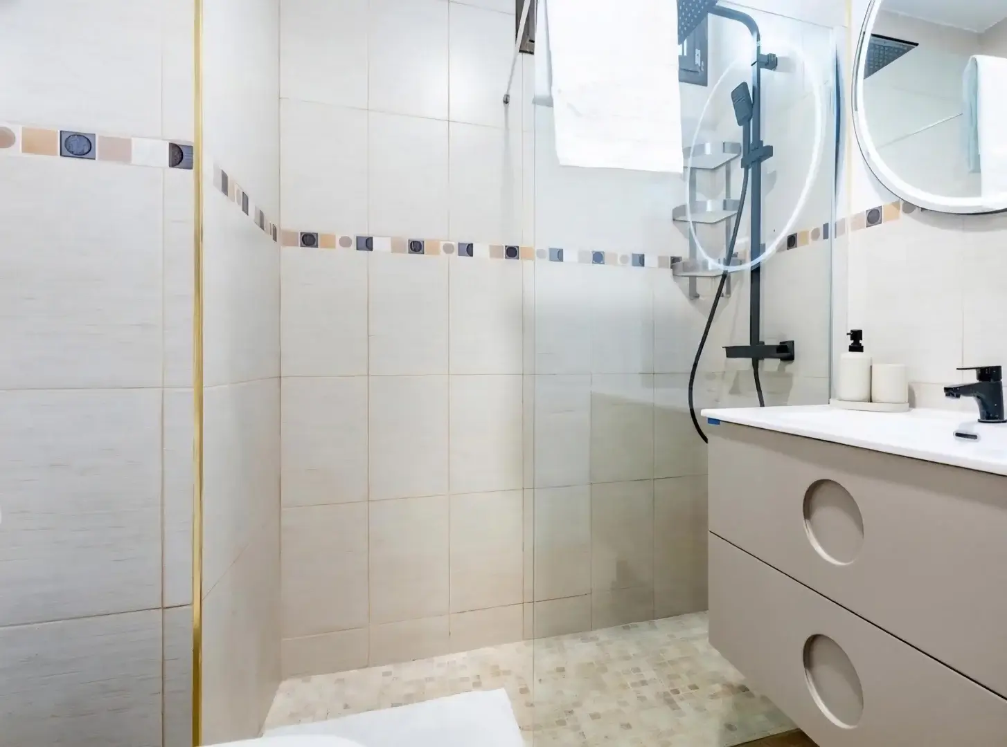 Modern bathroom with walk-in shower and round mirror