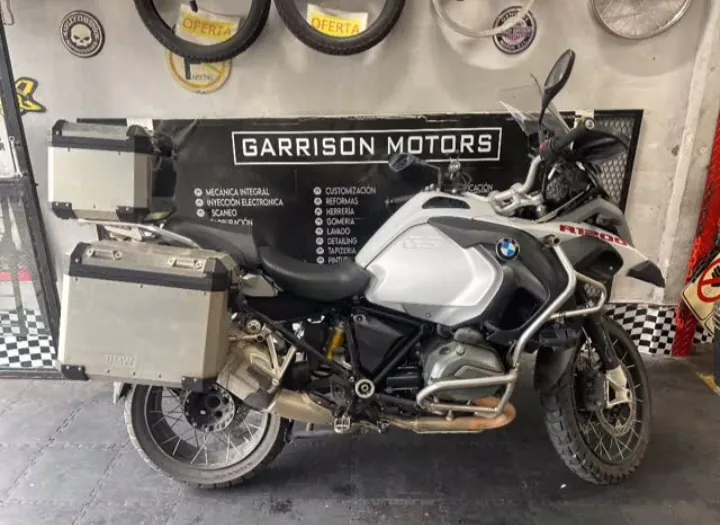BMW R1200GS Adventure con baules de aluminio