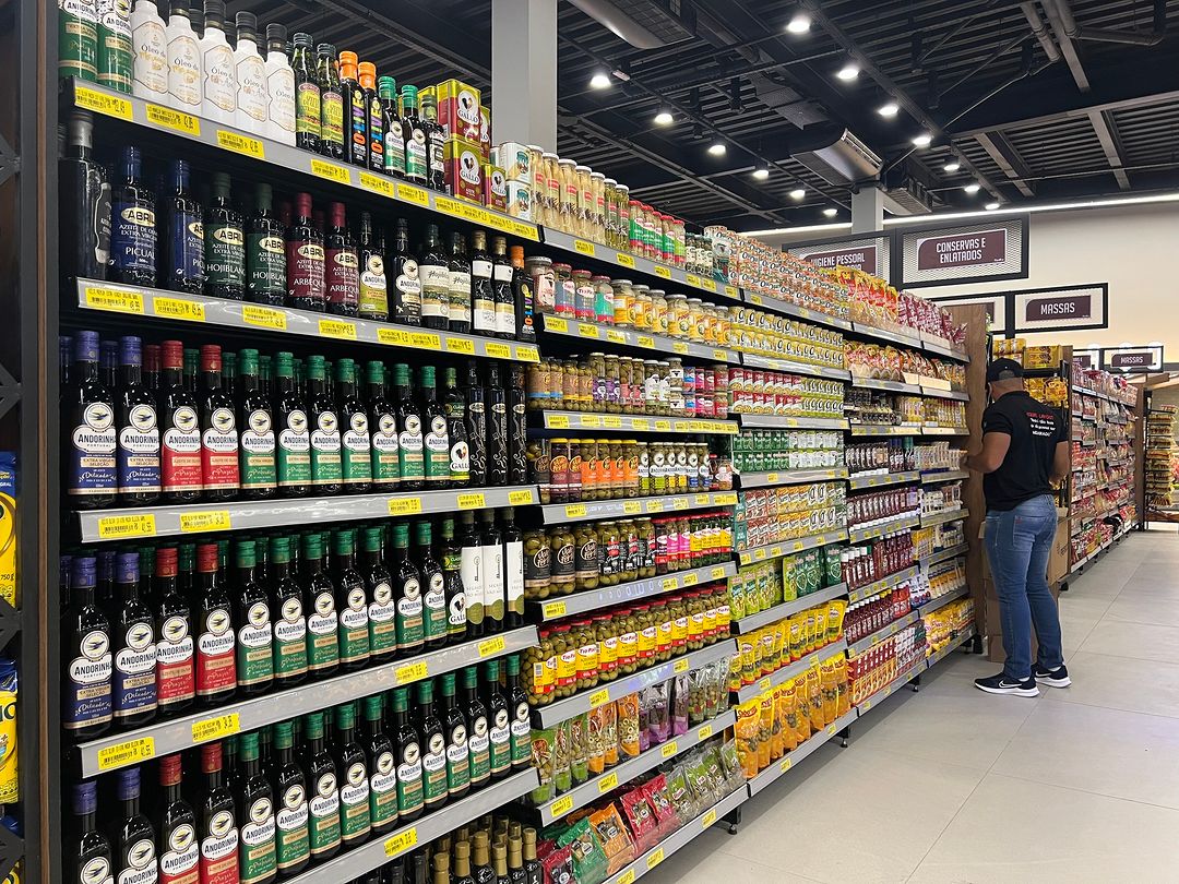 Layout estratégico com gôndolas organizadas