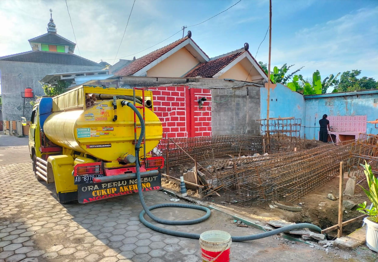 Truk Sedot WC Erolaz Jaya sedang beroperasi