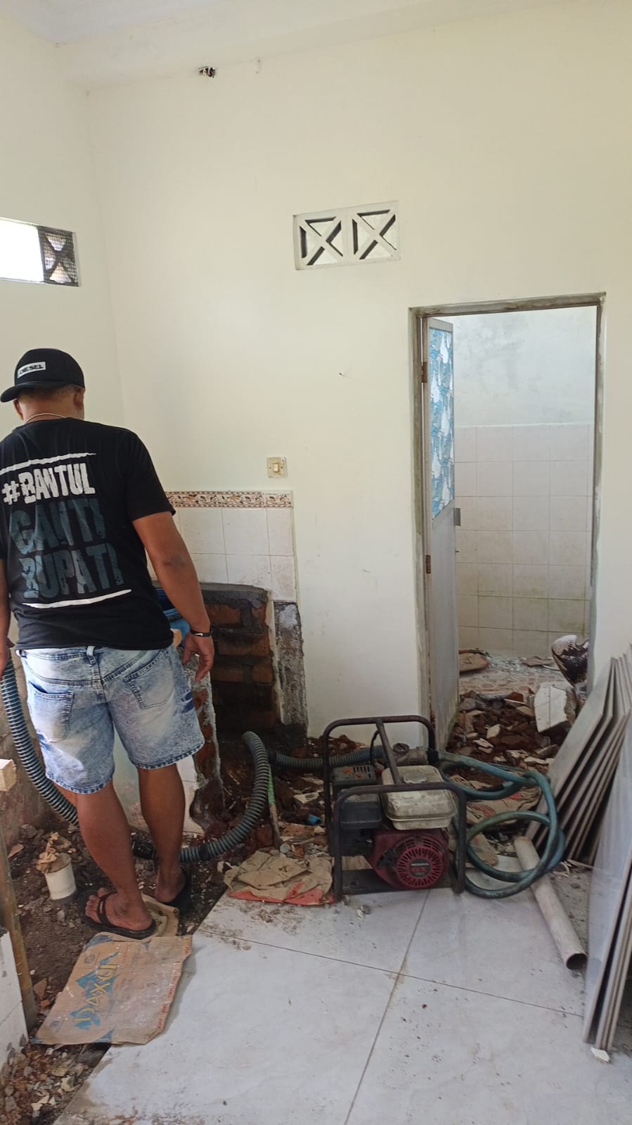 Proses perbaikan saluran oleh tim Drainova