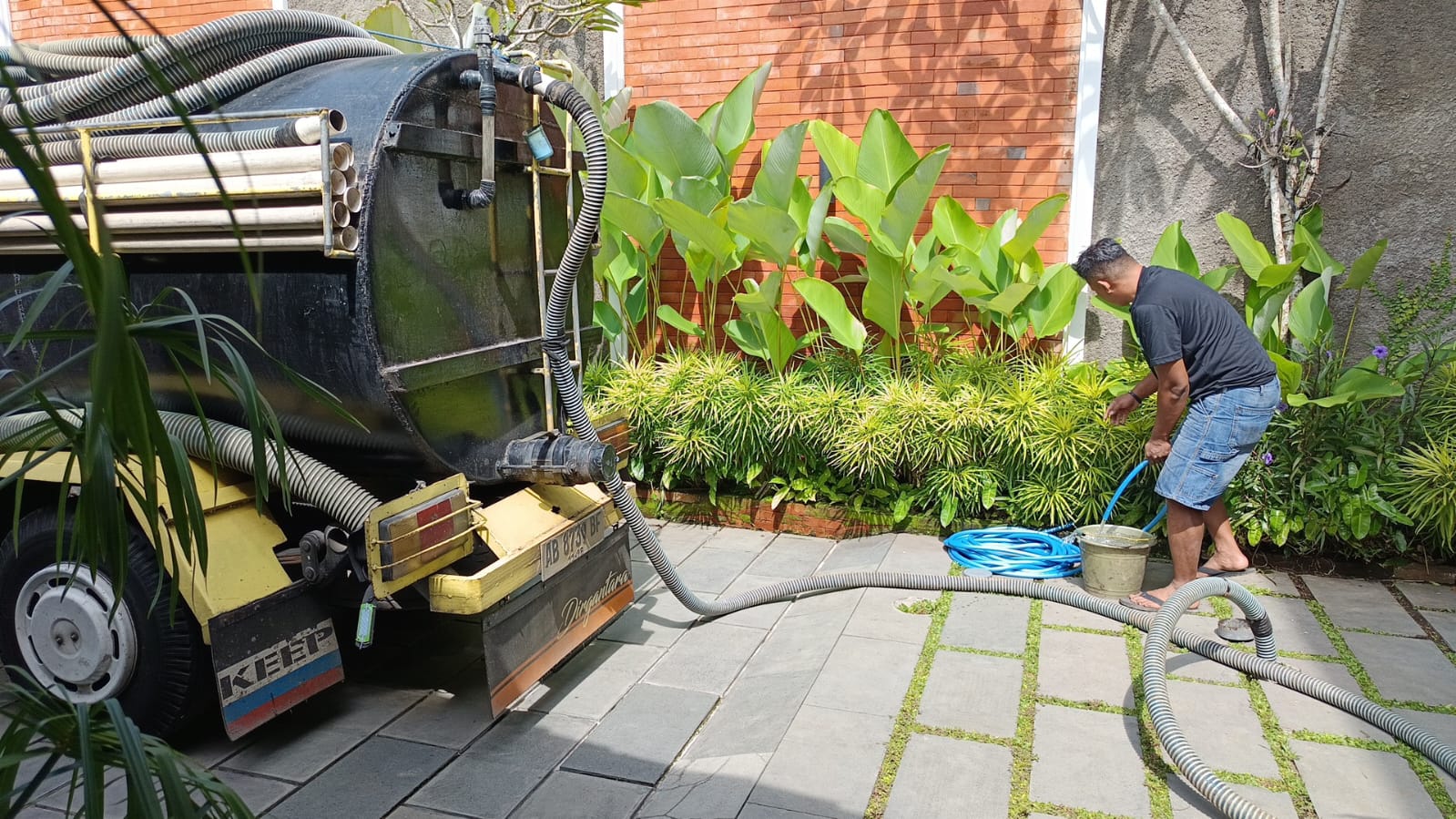 Tim Sedot WC Drainova sedang bekerja