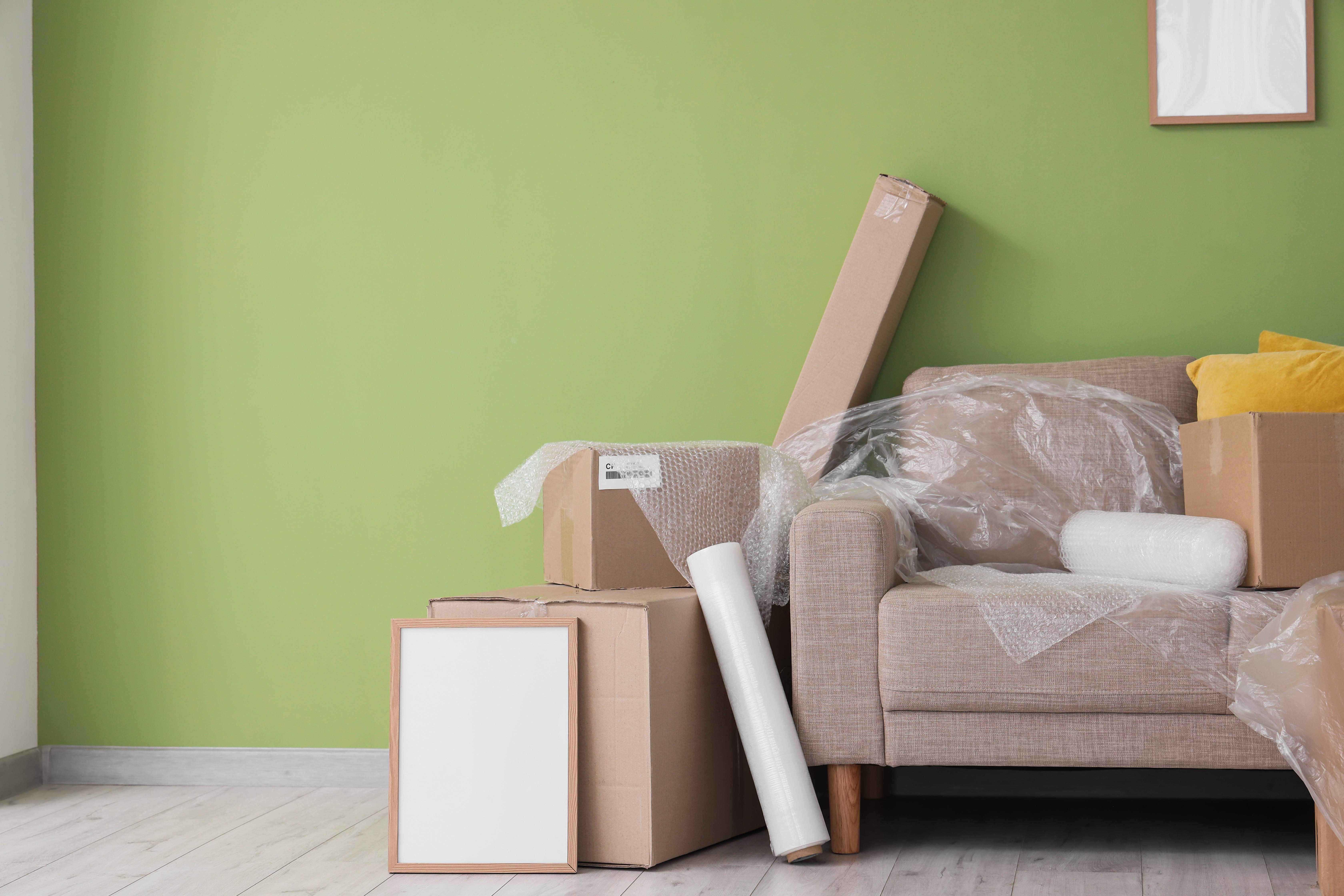 Umzug mit Sofa und Kartons