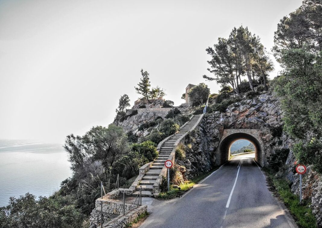 Malerische Straße in Mallorca - Der Weg zum Erfolg