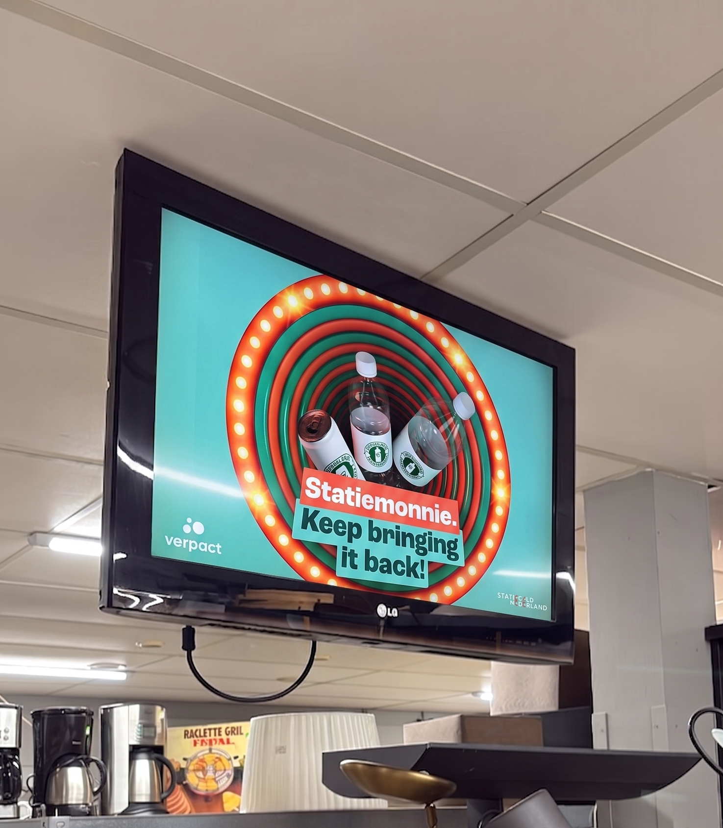 Advertentie op scherm in kringloopwinkel