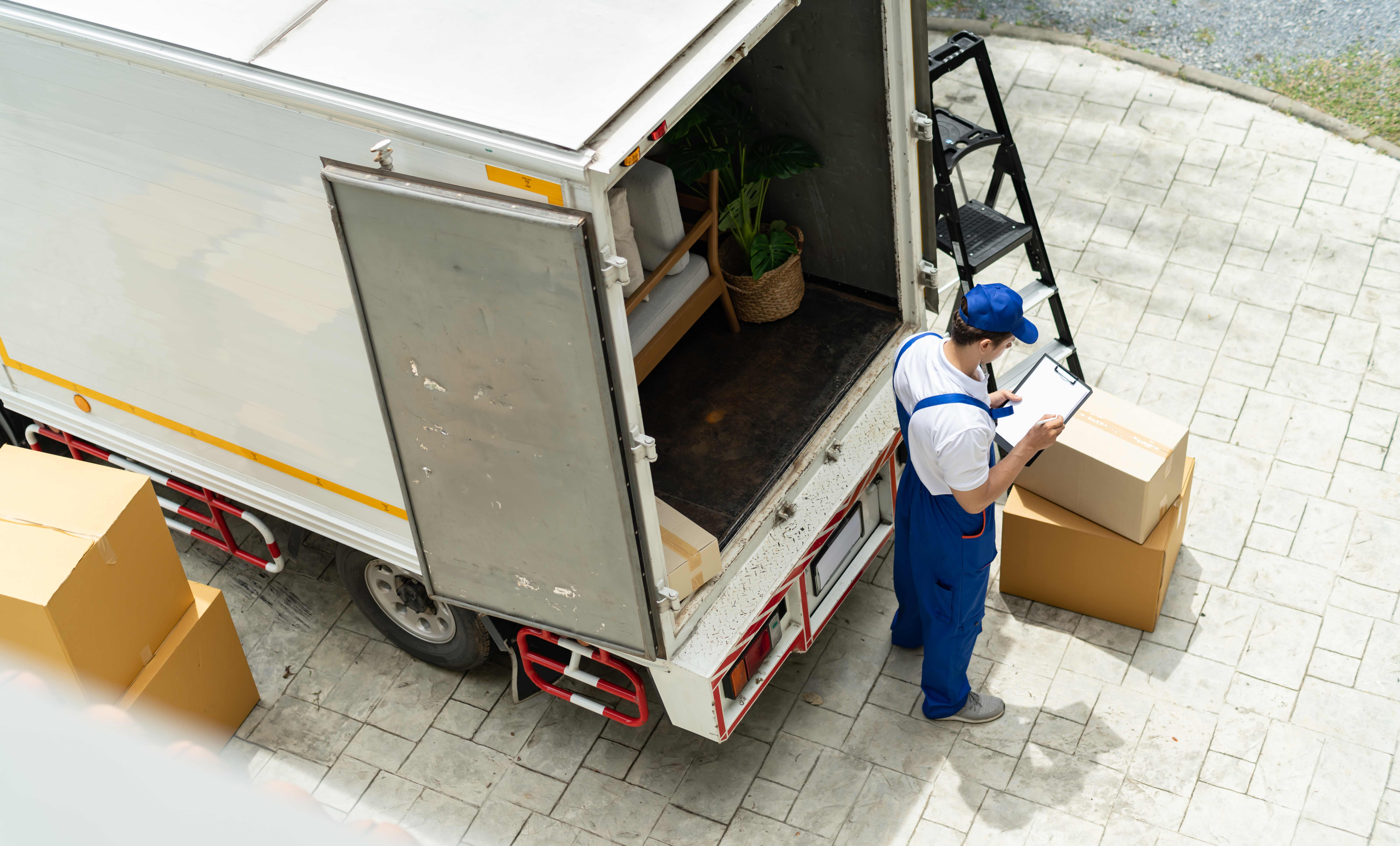 Umzugsarbeiter mit Transporter und Dokumentation