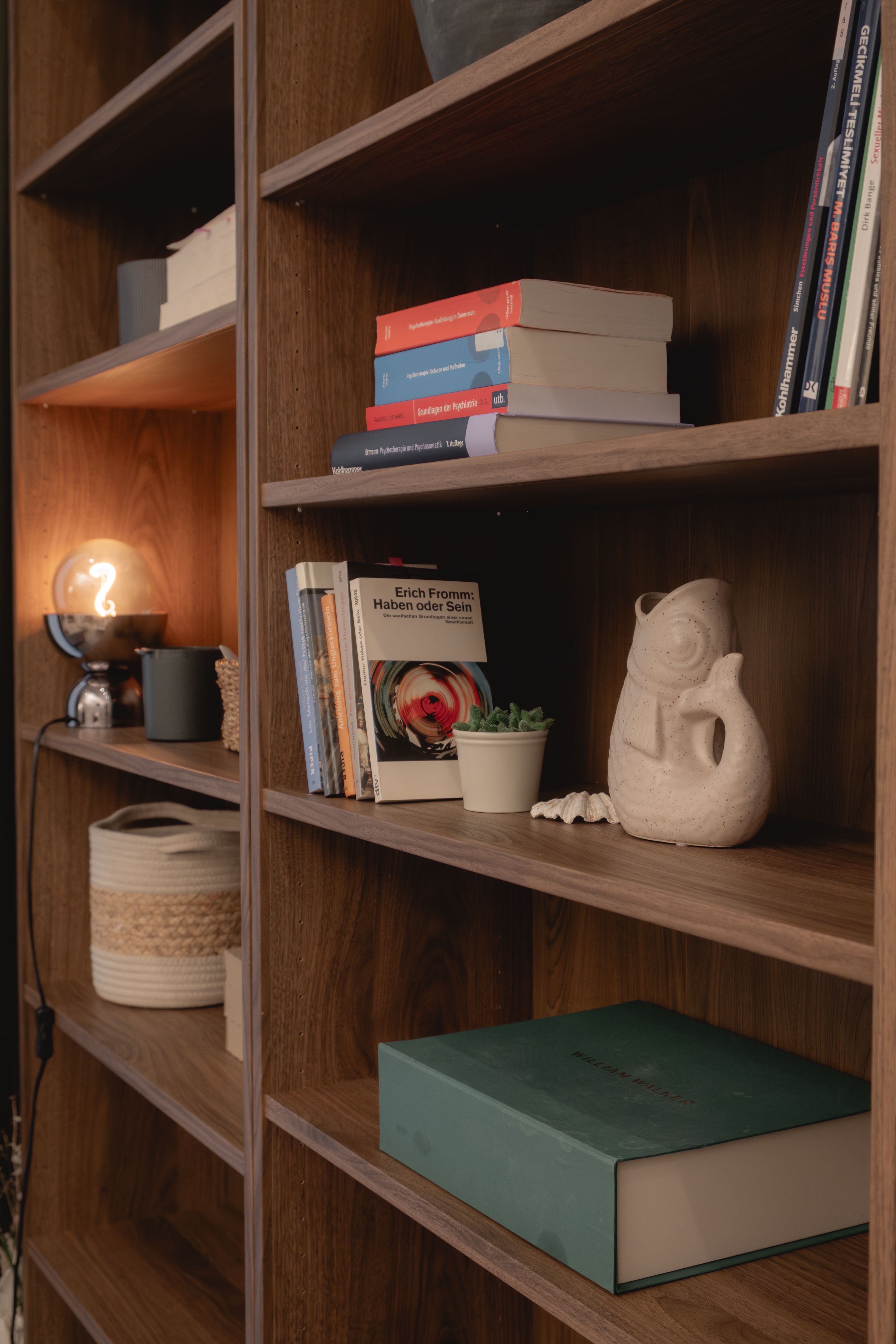Praxisraum – Bücherregal Detail mit Büchern
