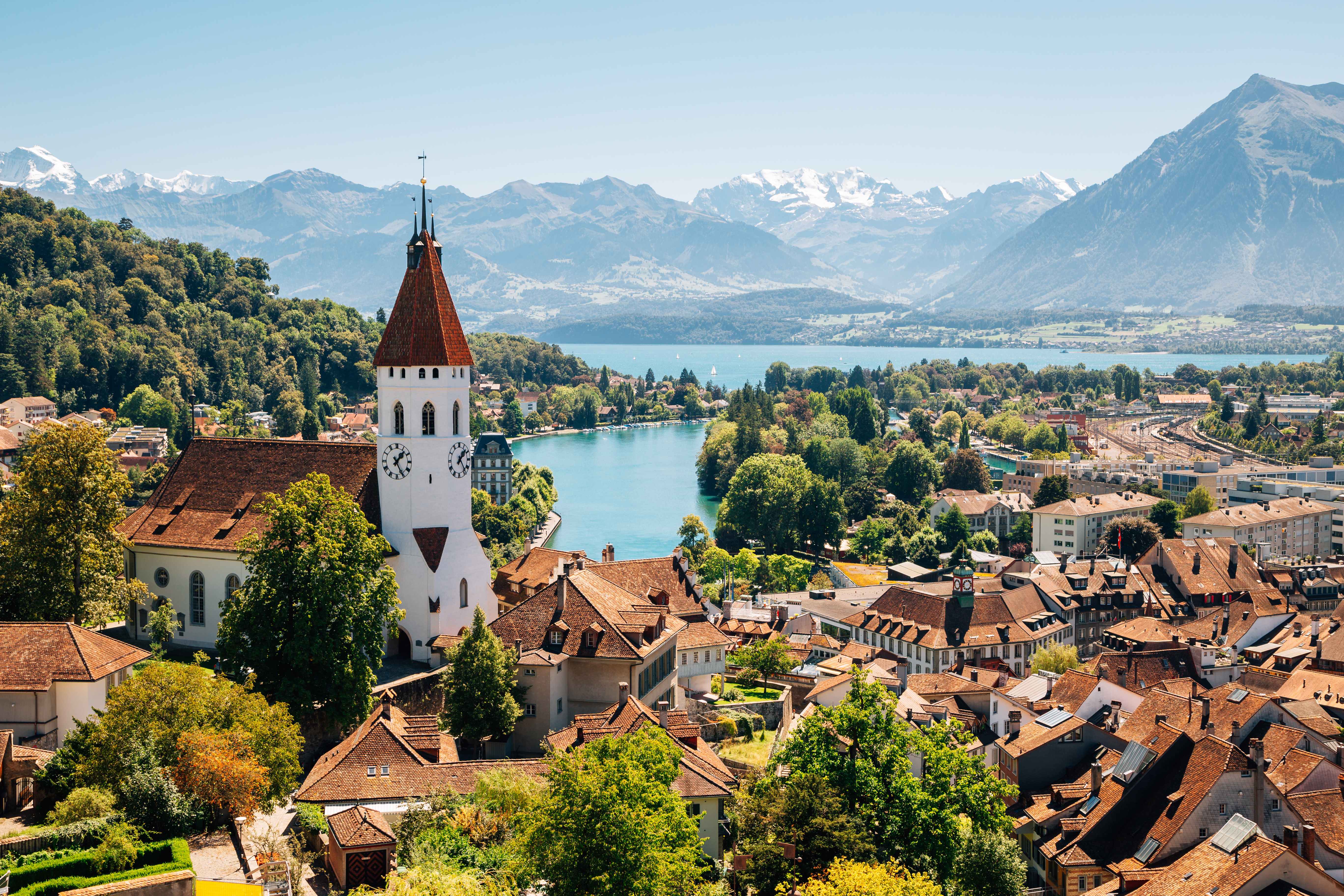 Thun - Schweizer Stadt mit Kirchturm, See und Alpen