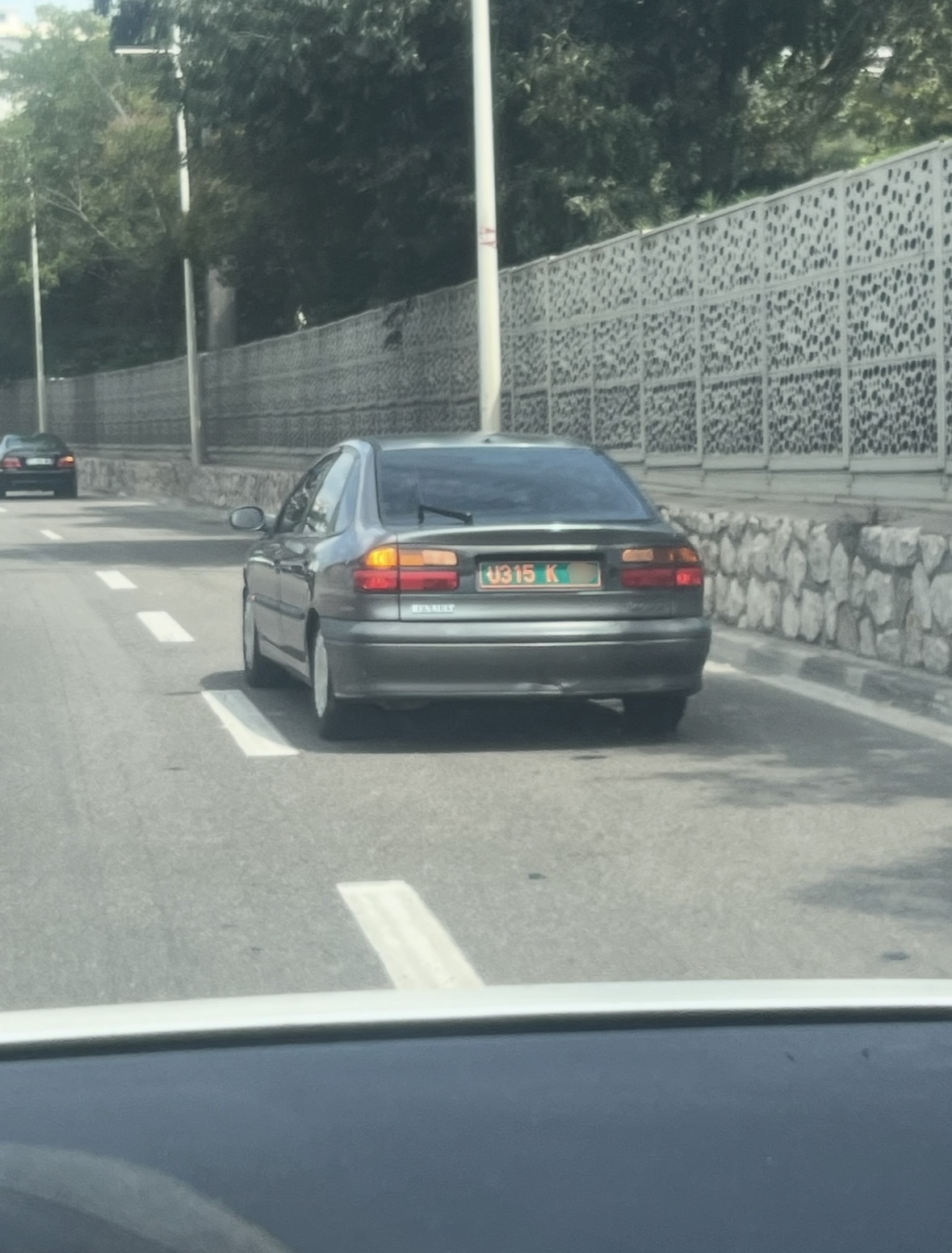 Plaque U 315 K — Russie, délégation UNESCO (préfixe U) Plaque diplomatique verte U 315 K sur une Renault Laguna — délégation de la Russie (code 315 = 115+200) auprès de l'UNESCO