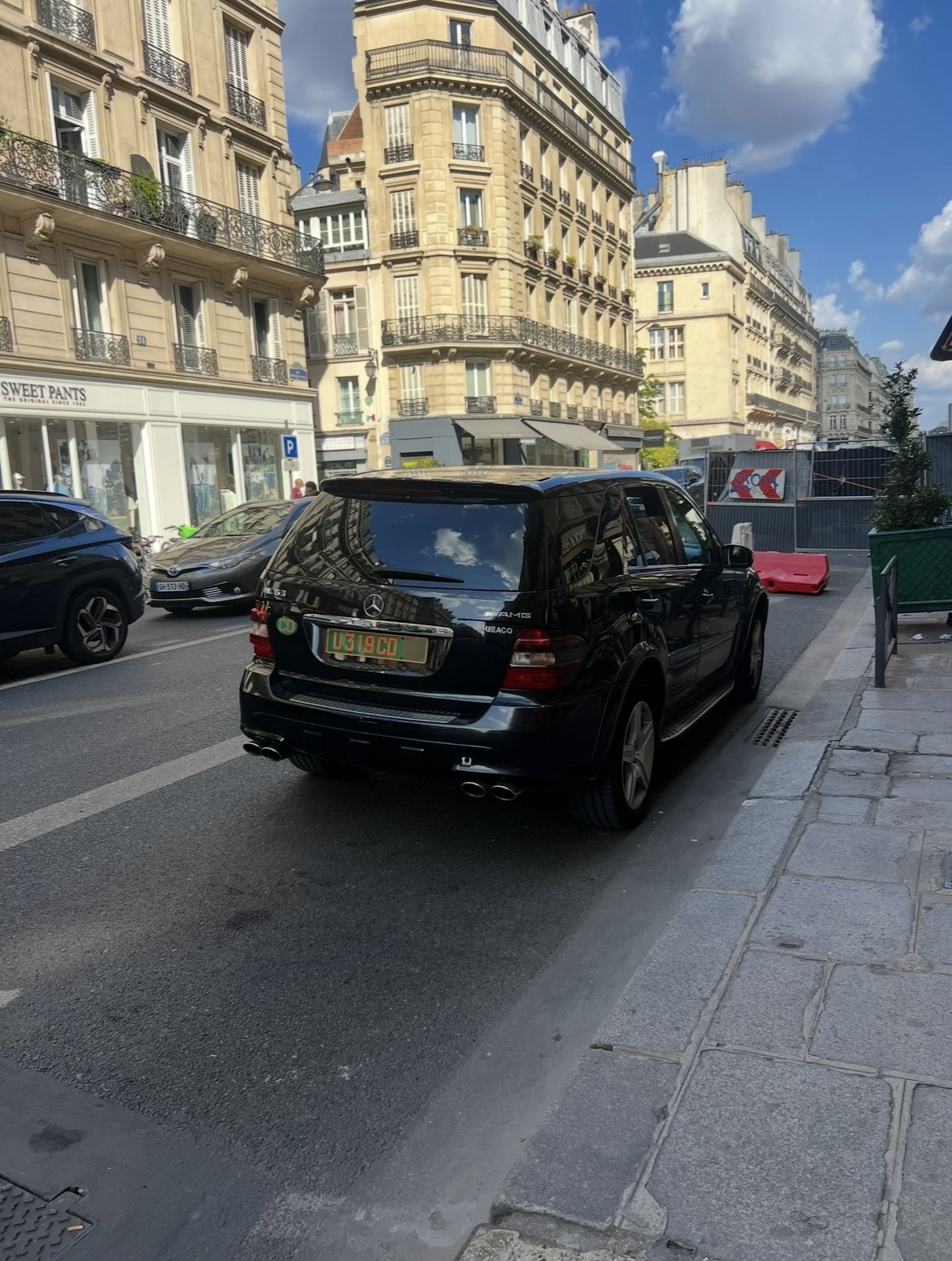 Plaque U 319 CD — Afghanistan, délégation UNESCO à Paris Plaque diplomatique verte U 319 CD sur un Mercedes ML 63 AMG noir circulant à Paris — délégation de l'Afghanistan (code 319 = 119+200) auprès de l'UNESCO