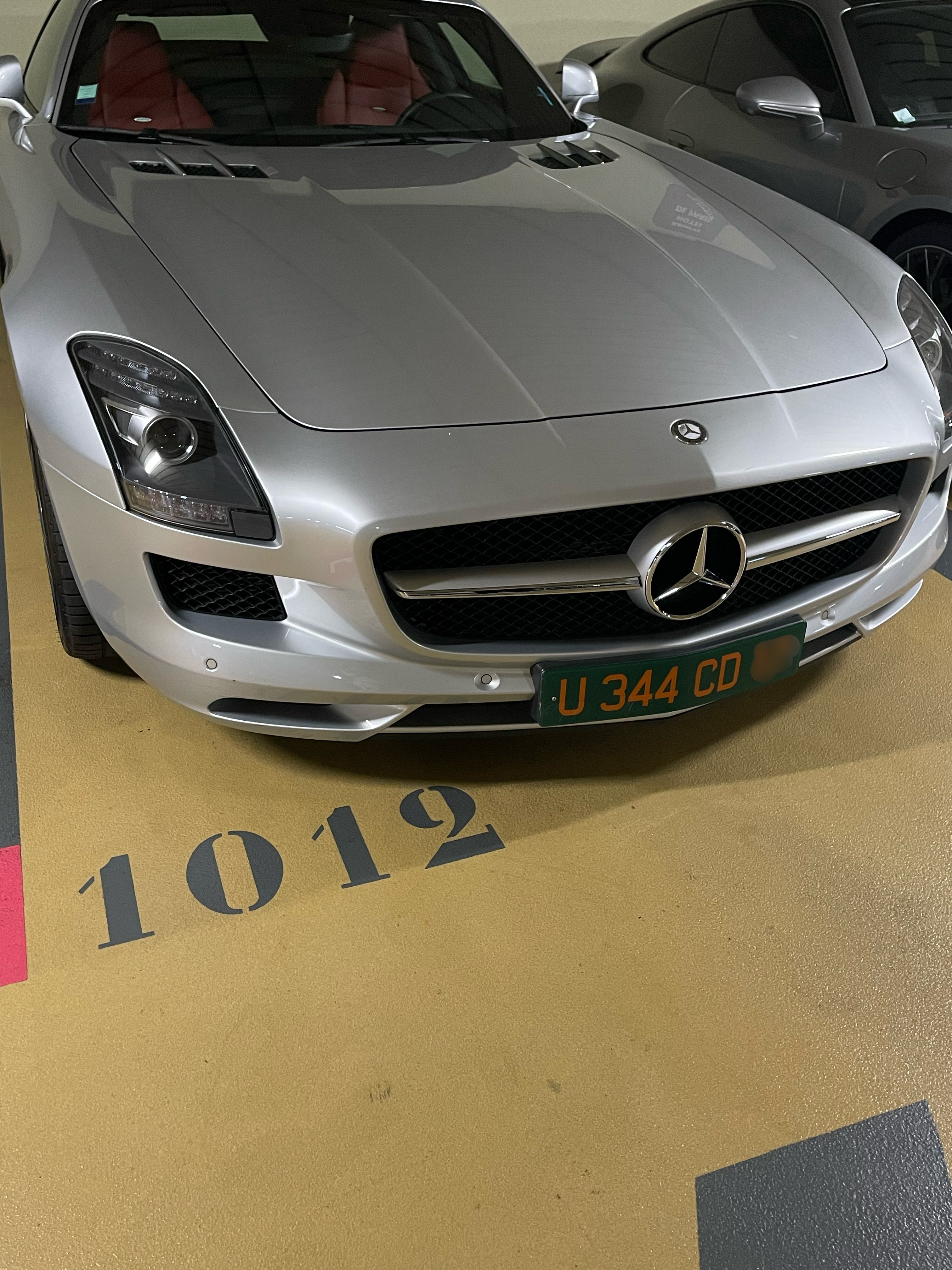 Plaque U 344 CD — Arménie, délégation UNESCO Plaque diplomatique verte U 344 CD sur une Mercedes SLS AMG argentée en parking — délégation de l'Arménie (code 344 = 144+200) auprès de l'UNESCO