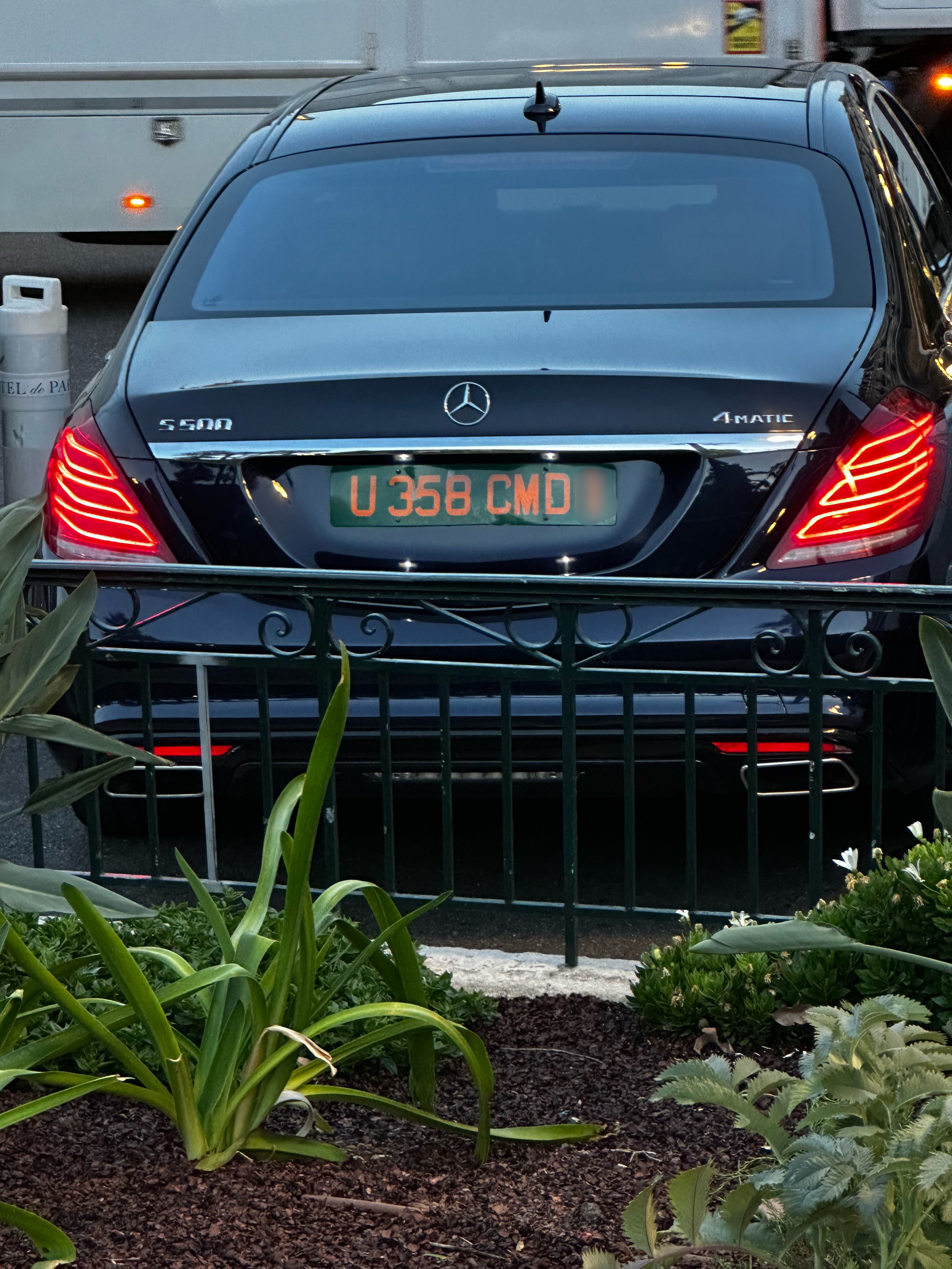 Plaque U 358 CMD — Botswana, chef de délégation UNESCO Plaque diplomatique verte U 358 CMD sur une Mercedes S500 noire — délégation du Botswana (code 358 = 158+200) auprès de l'UNESCO, Mercedes devant un hôtel parisien