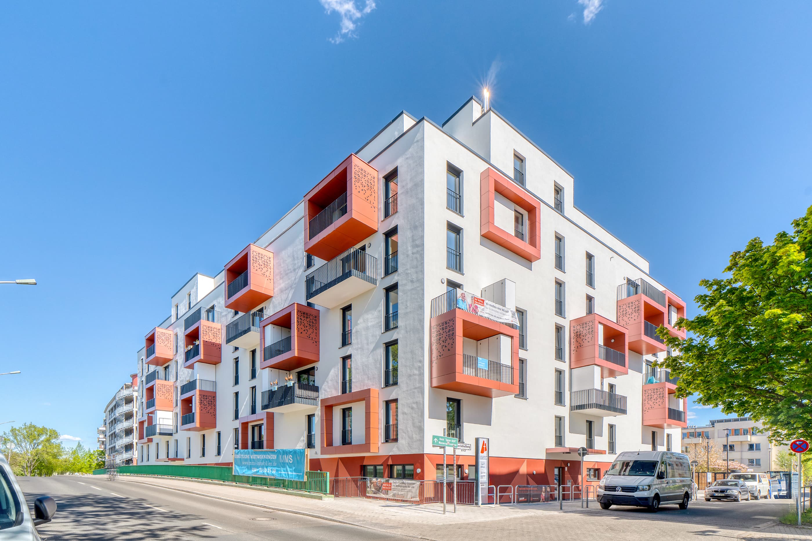 Schloßberg-Quartier Aussenansicht mit markanten Terrakotta-Balkonen