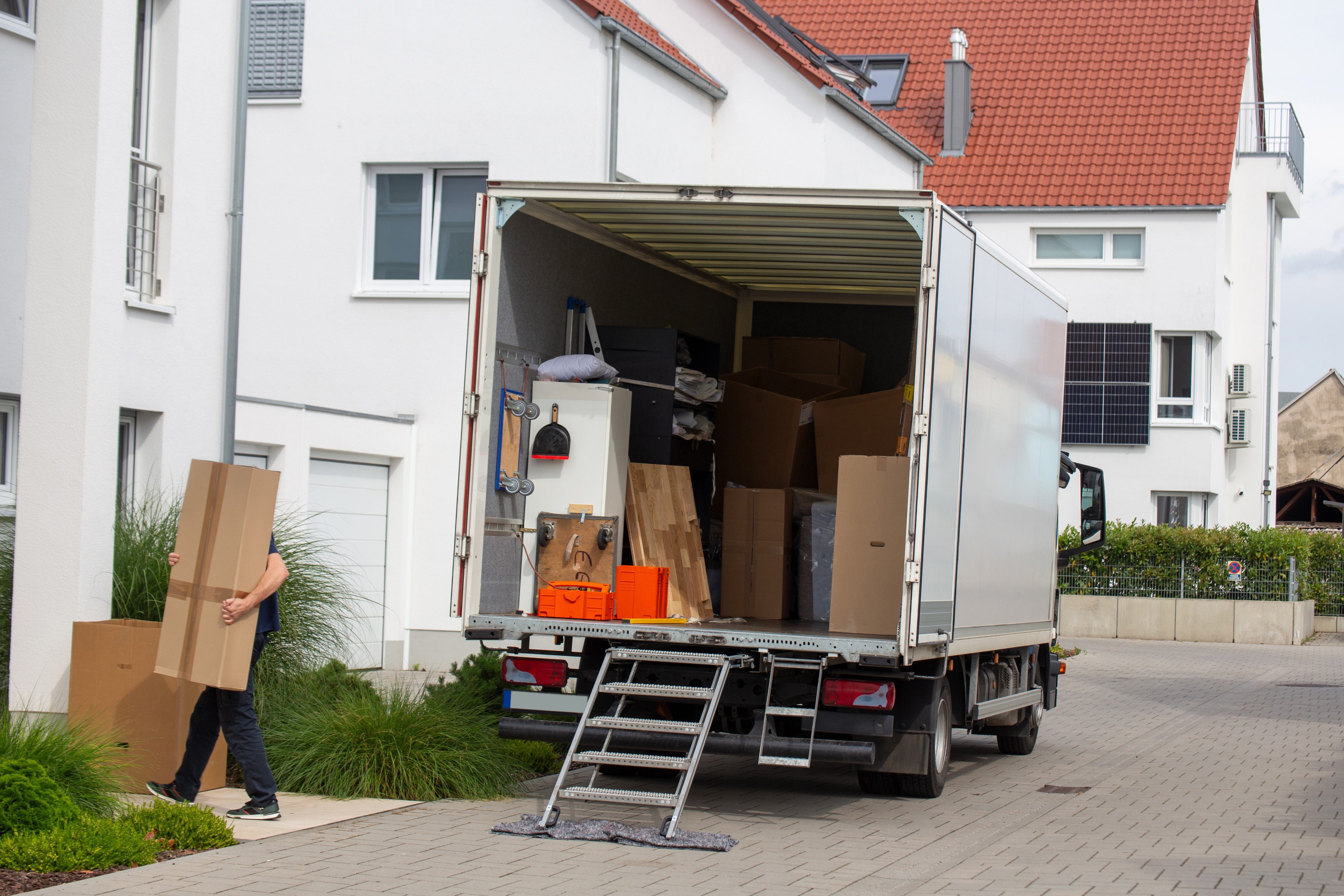 LKW vor Wohnhaus wird entladen – Ablauf Umzug Berlin-Tempelhof