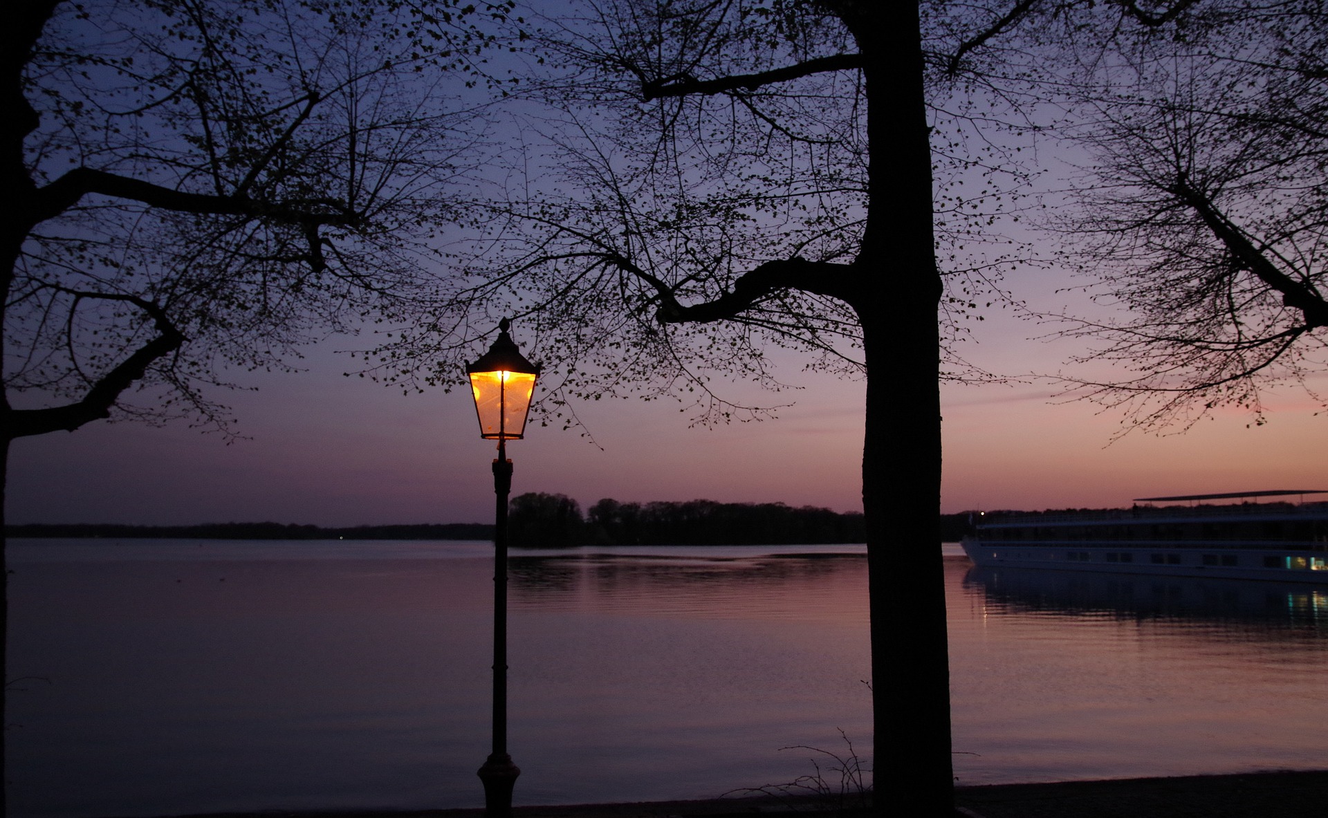 Tegeler See bei Abenddämmerung – Umzug Berlin-Reinickendorf