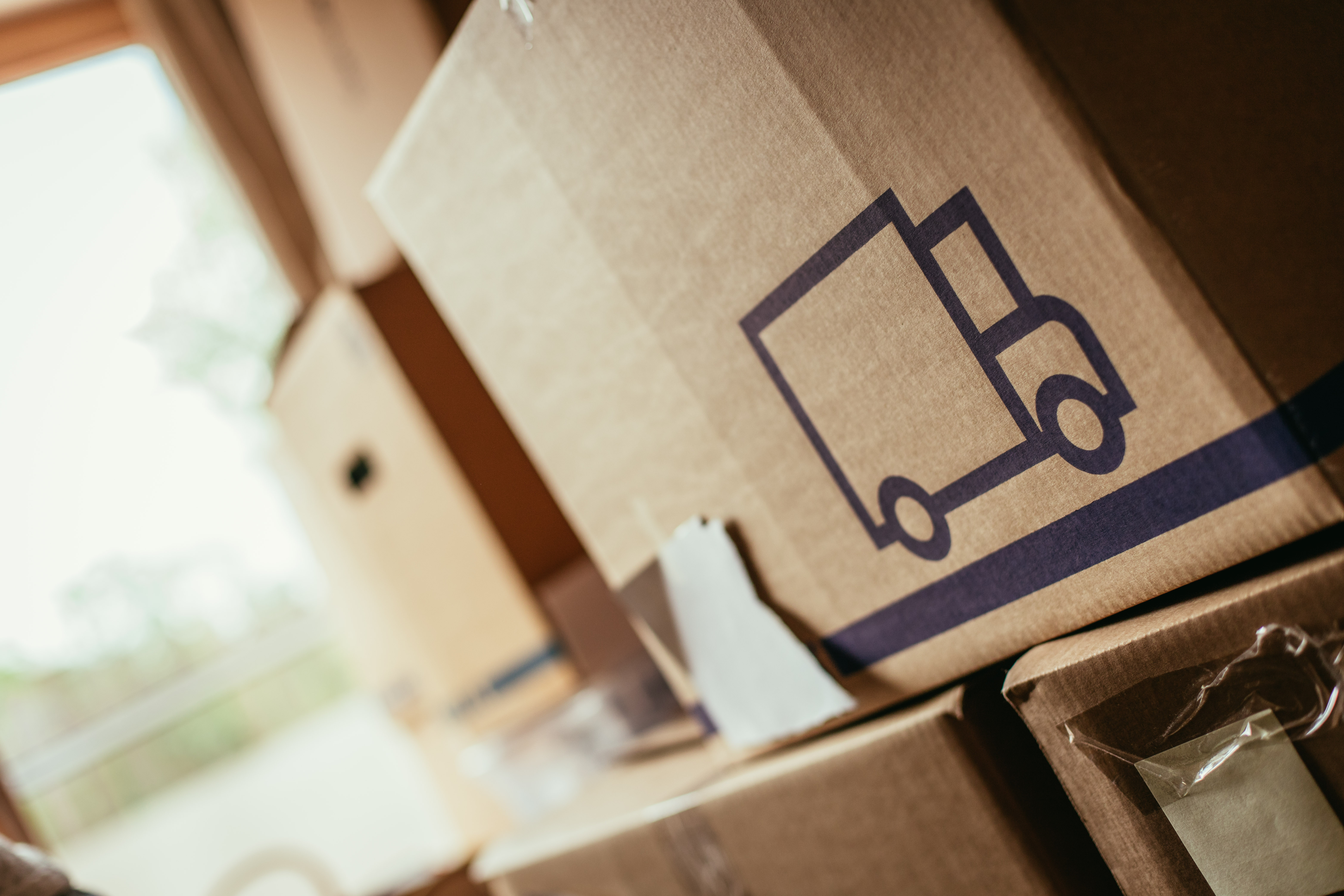 Umzug Berlin Düsseldorf – Umzugshelfer beim Verladen