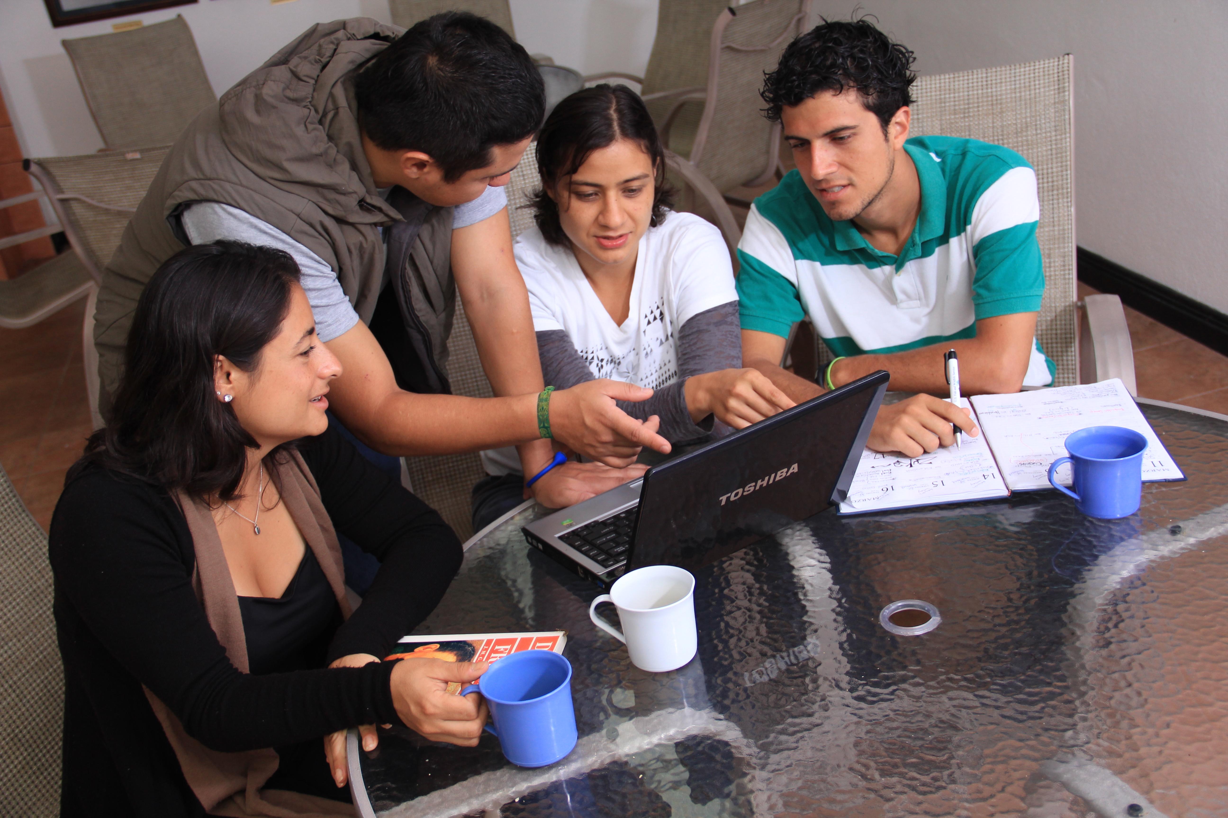 Estudiantes colaborando en el campus