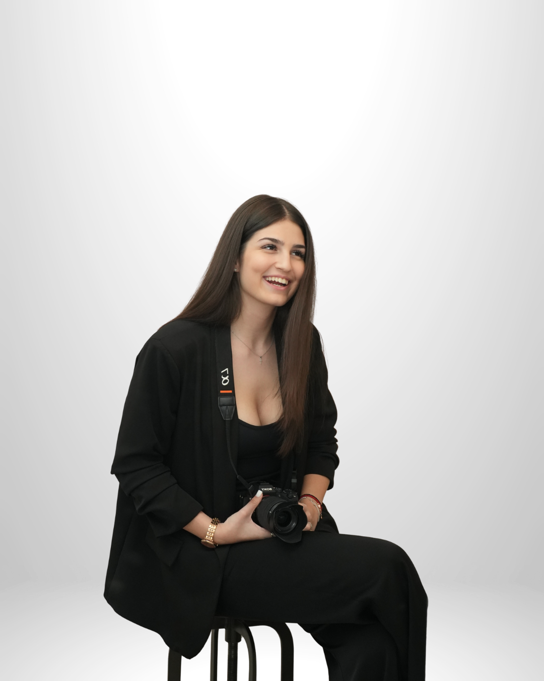 Maria Popa zâmbind, cu aparatul foto în mâini