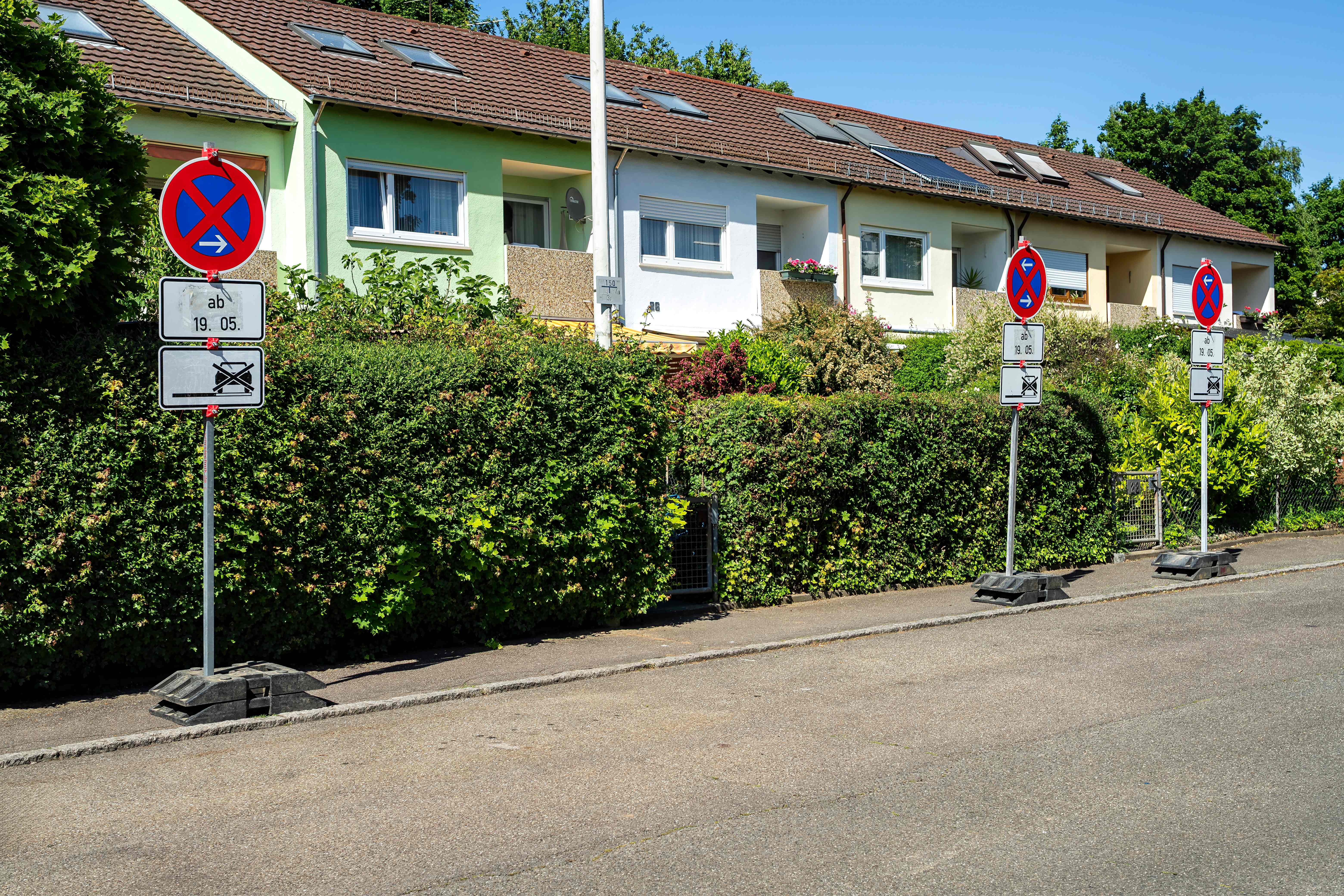 Verkehrsschilder absolutes Halteverbot auf einem Gehweg