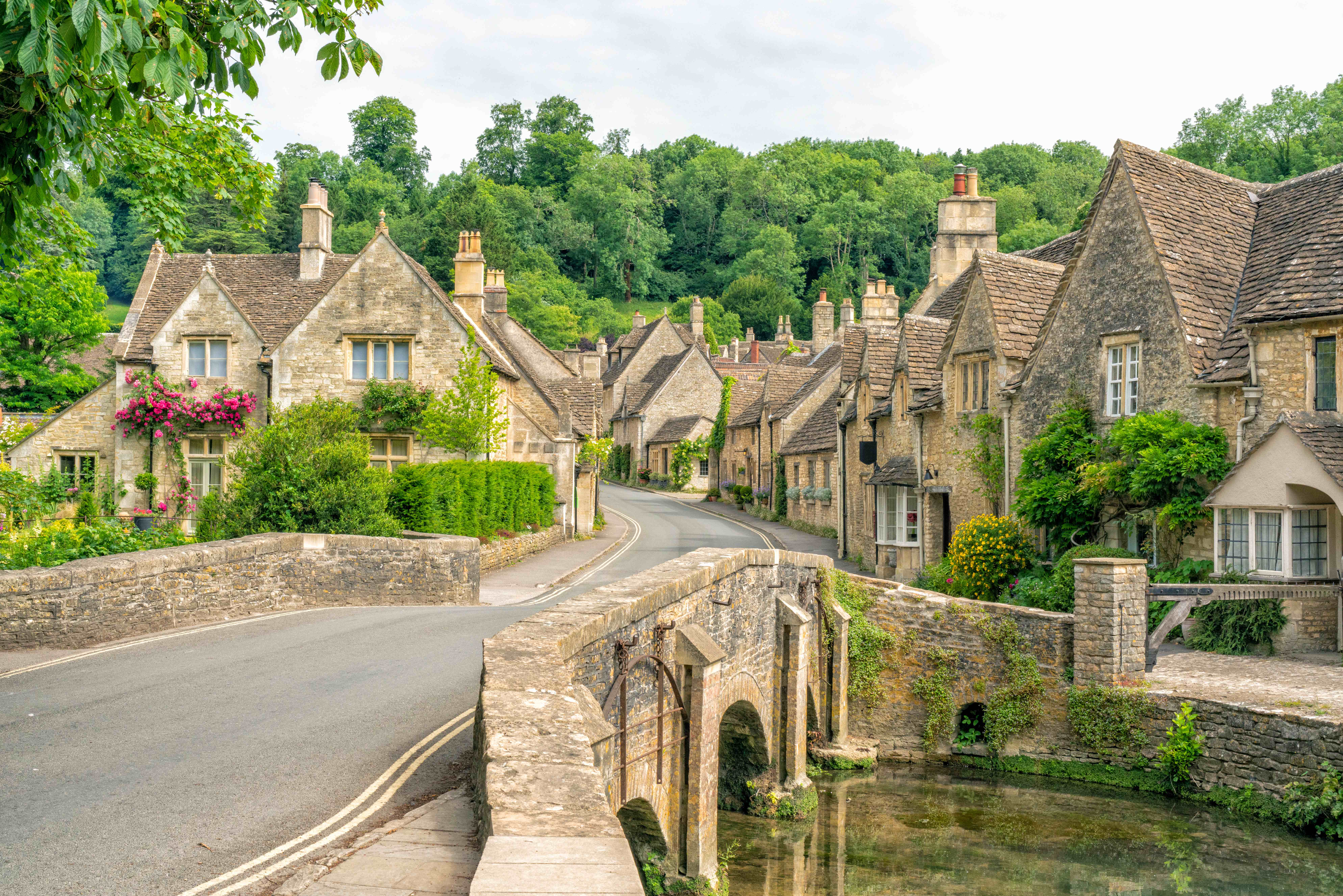 Englisches Dorf Castle Combe in Wiltshire mit Brücke über River Bybrook