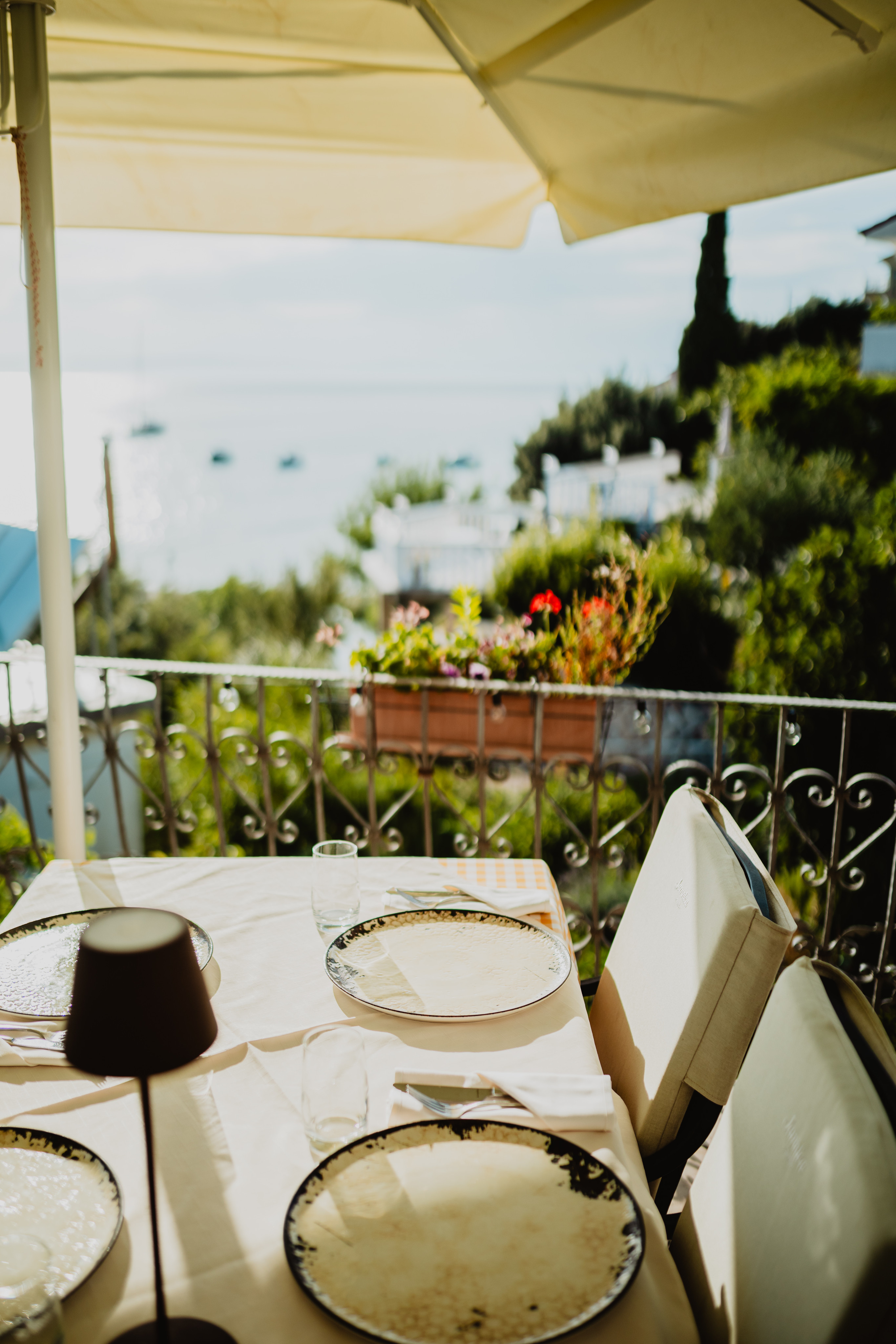 Stol s pogledom na vrt