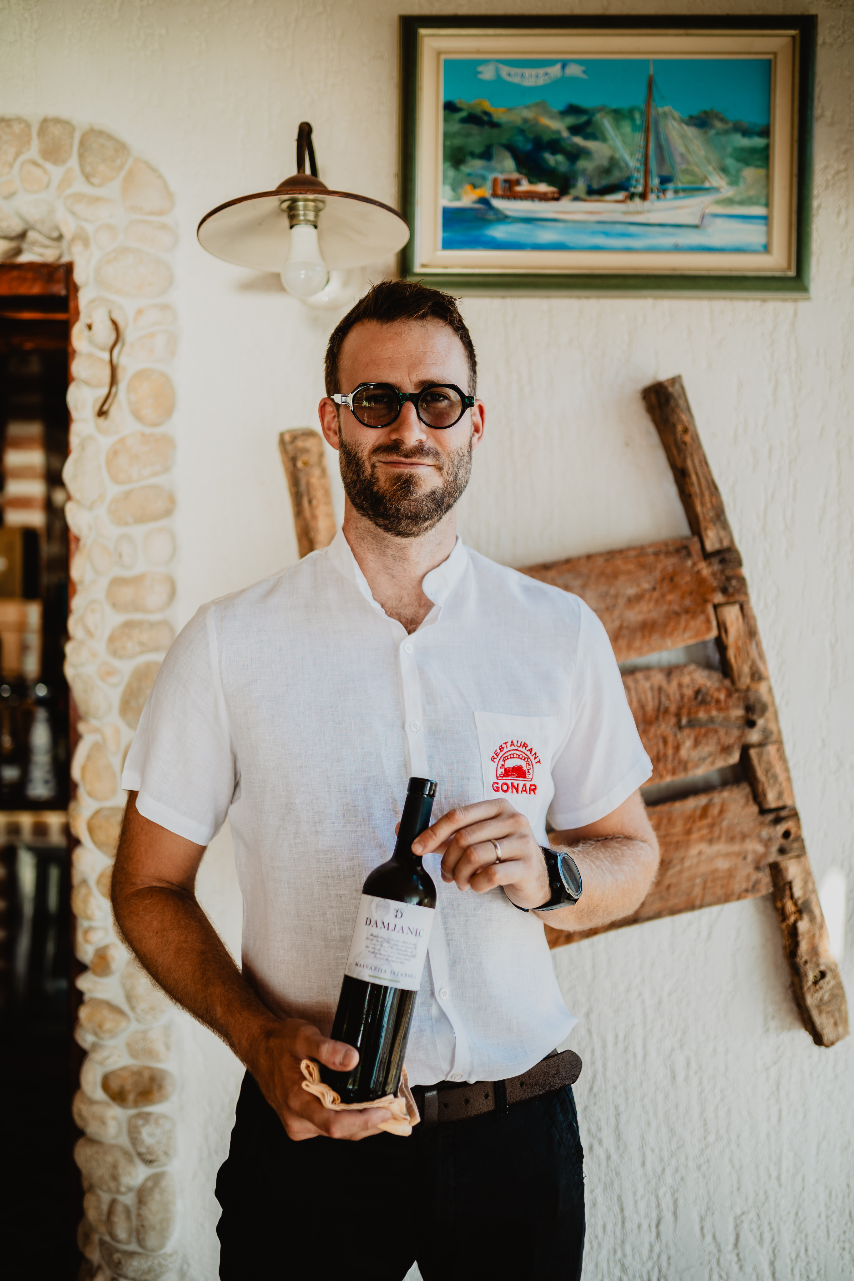Naš konobar s vinom Damjanić