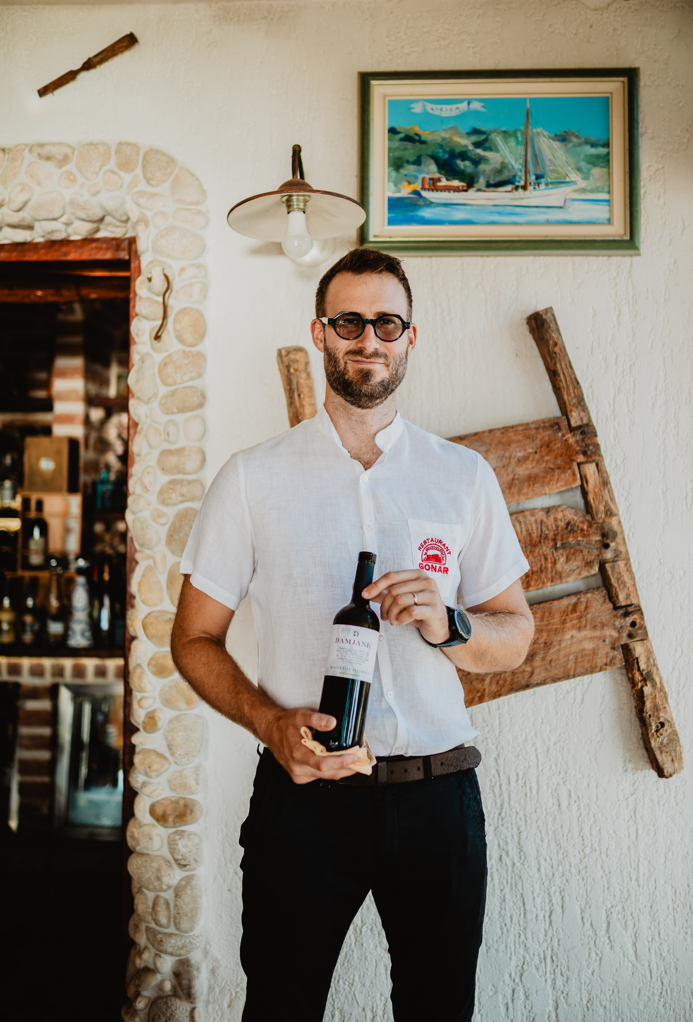 Konobar u restoranu Gonar