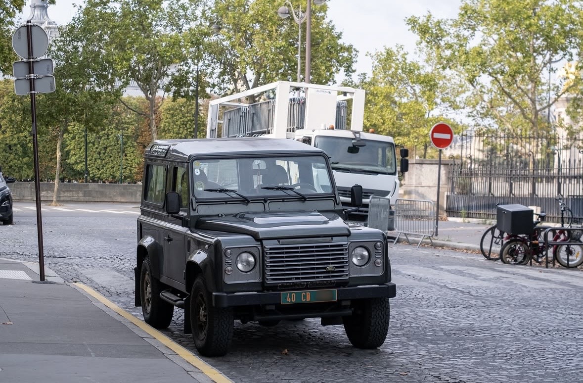 Plaque 40 CD — Espagne, corps diplomatique (Land Rover Defender, Paris) Plaque diplomatique verte 40 CD sur un Land Rover Defender noir circulant quai de la Tournelle à Paris — code 40 correspondant à l'Espagne
