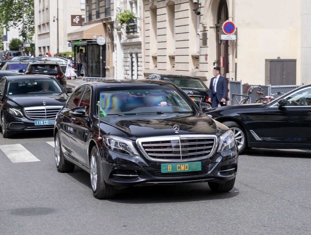 Plaque 8 CMD — Arabie Saoudite, ambassadeur (Mercedes S600 Pullman) Plaque diplomatique verte 8 CMD sur une Mercedes S600 Pullman noire en cortège officiel à Paris — code 8 Arabie Saoudite, statut CMD (chef de mission diplomatique)