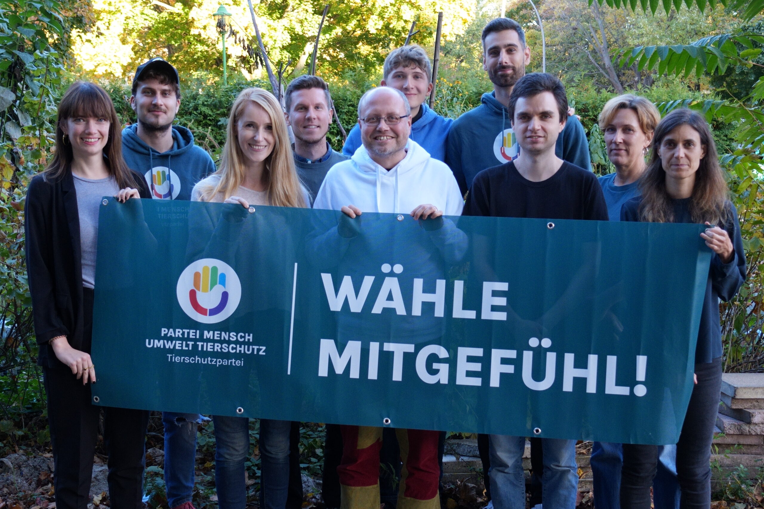 Vorstand der Tierschutzpartei Berlin hält ein Banner mit der Aufschrift Wähle Mitgefühl