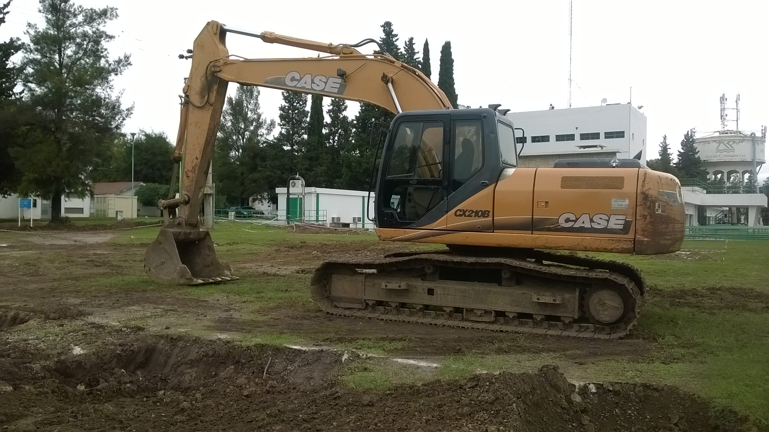 Retroexcavadora CASE en operación