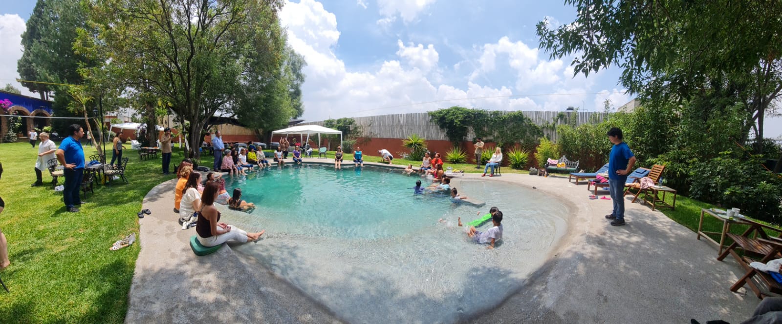 Vista panorámica alberca con familias