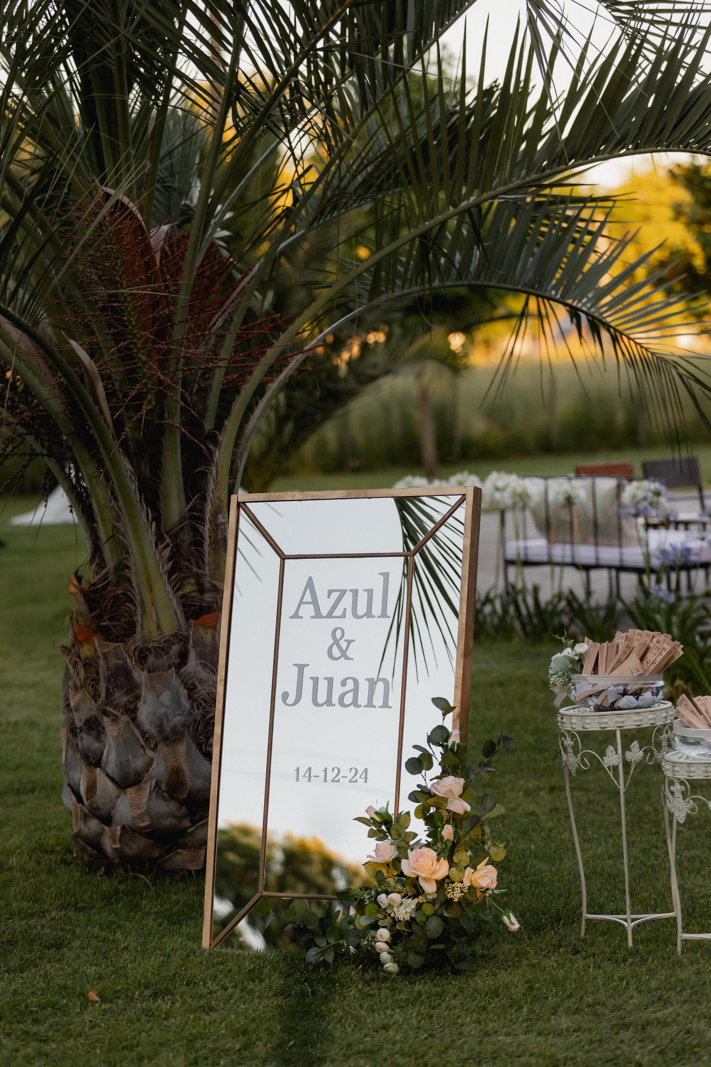 Cartel de bienvenida personalizado en jardín tropical