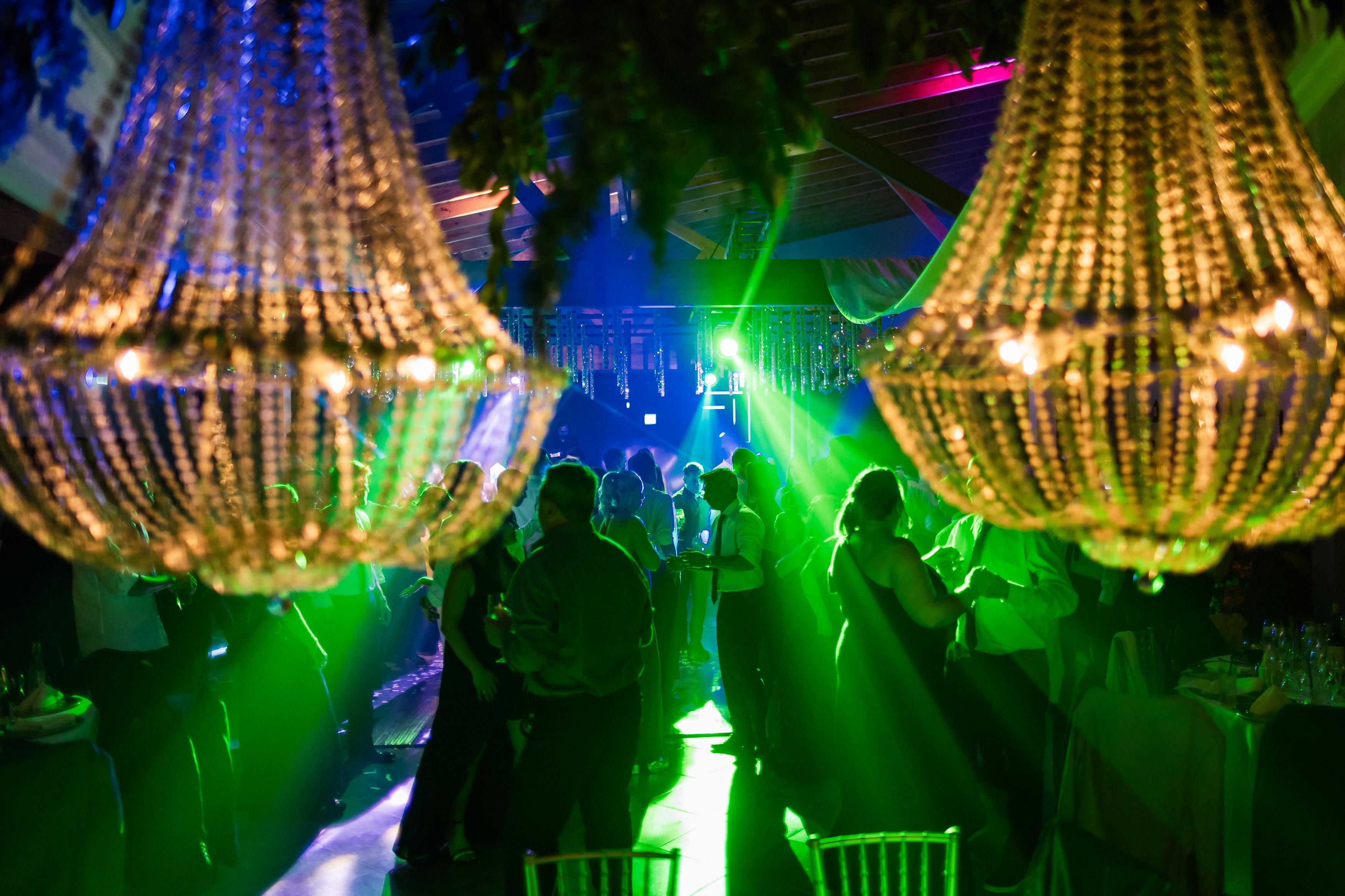 Ambiente de fiesta con candelabros dorados y luces de colores