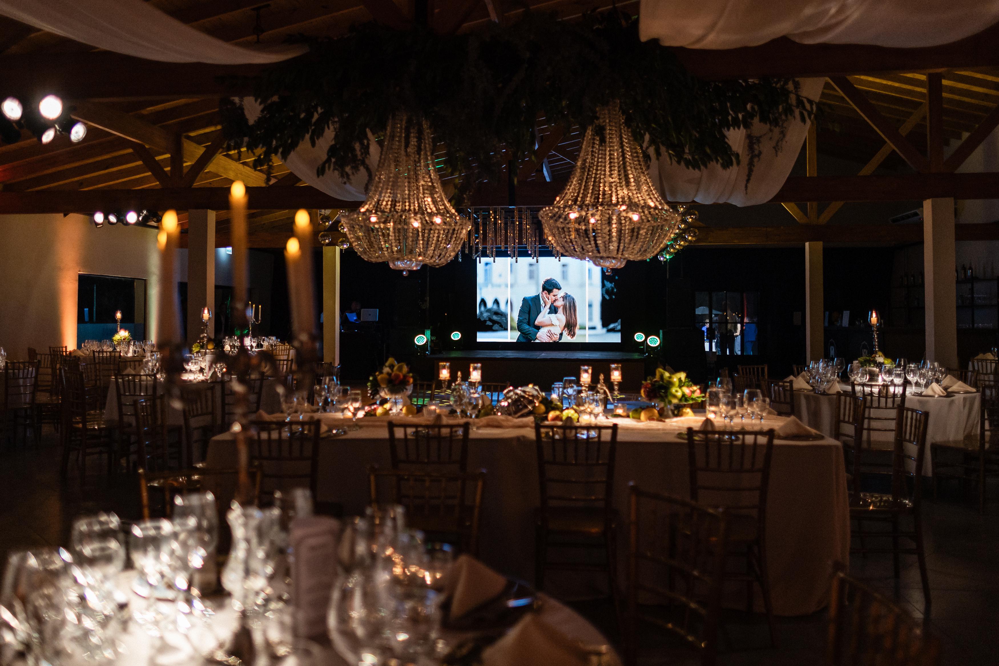Recepción interior elegante con candelabros de cristal