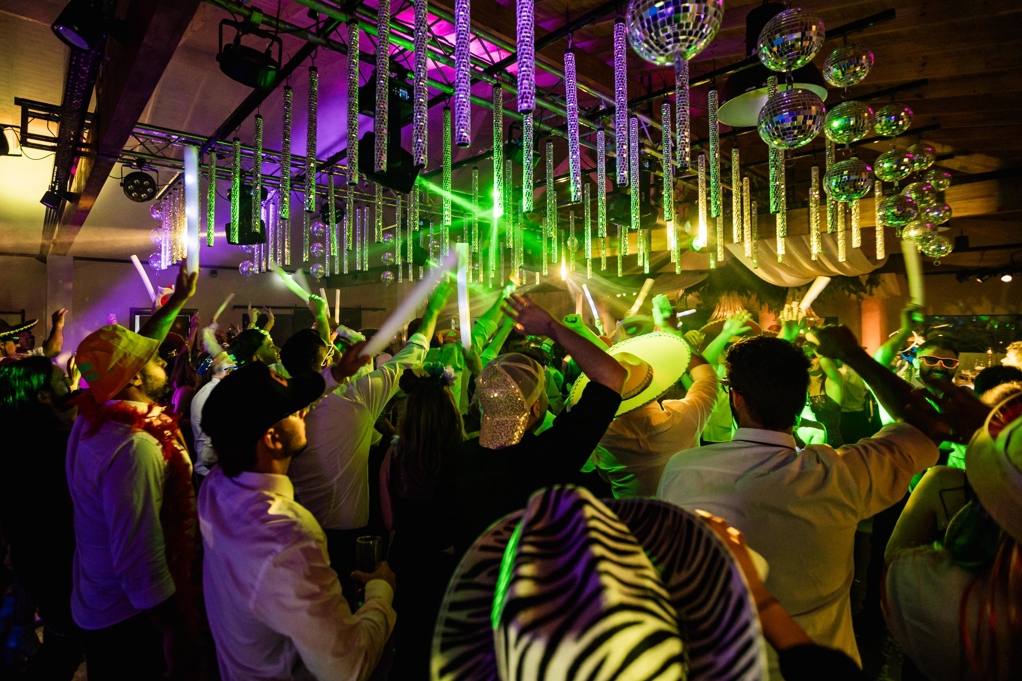 Pista de baile con iluminación espectacular y instalaciones colgantes de cristal