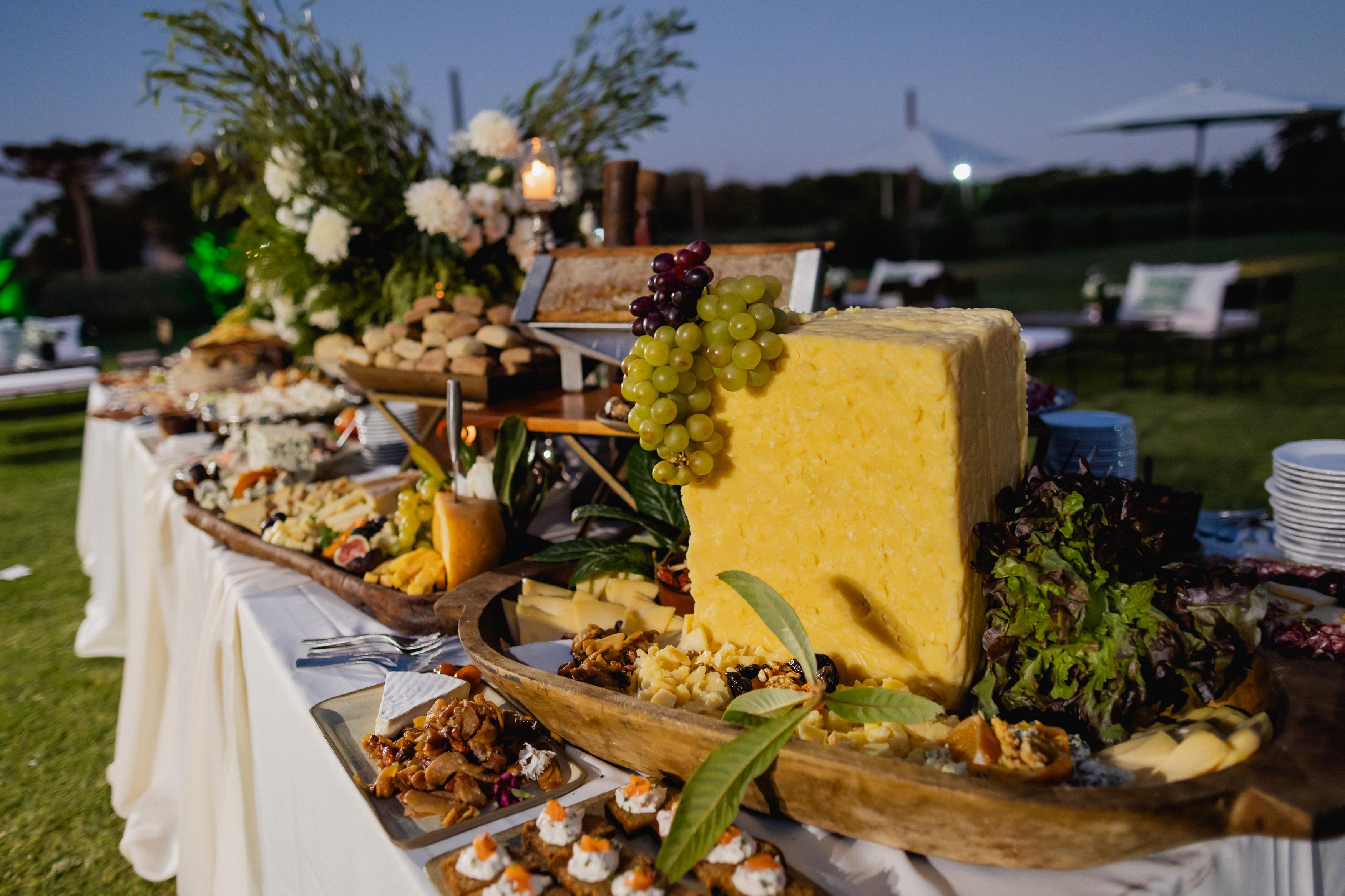 Mesa de catering gourmet con tabla de quesos artesanales