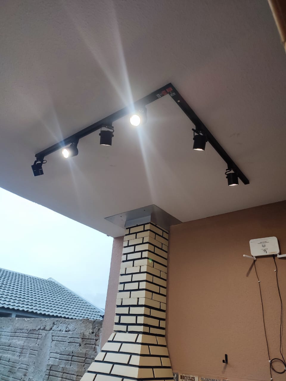 Sistema de iluminação em trilho